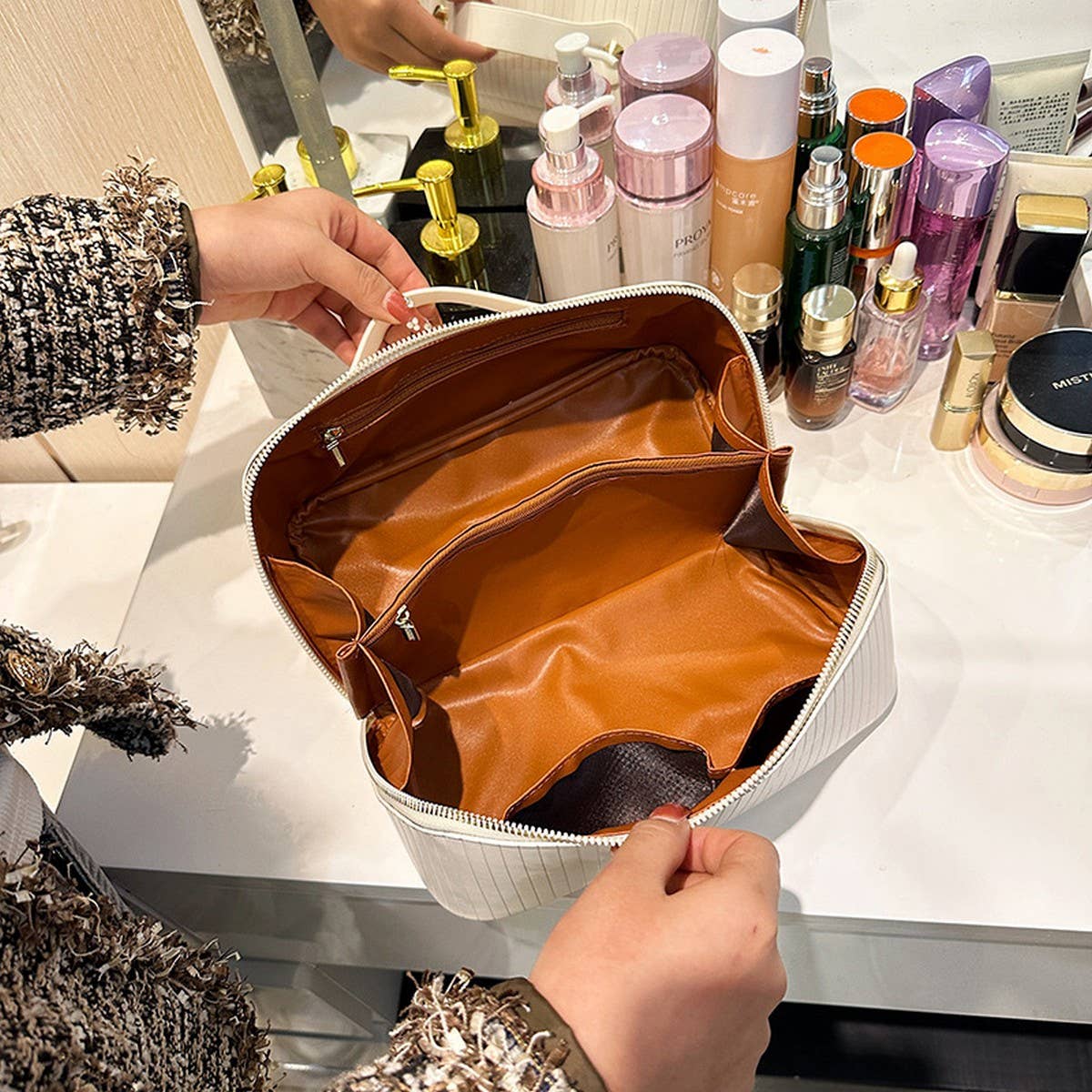 PORTABLE LARGE CAPACITY COMPARTMENT COSMETIC BAG_CWAB4428