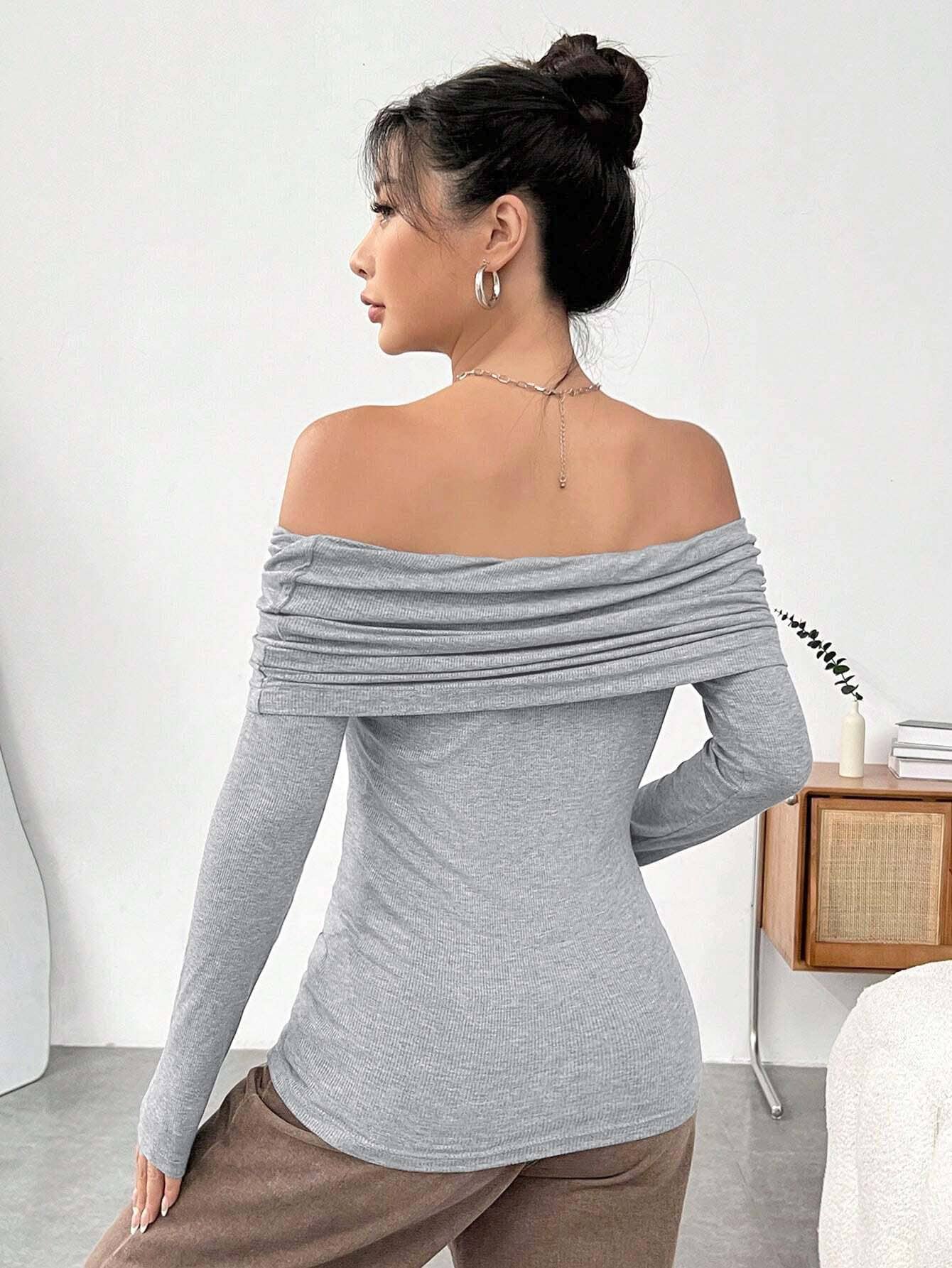 SLIM-FIT KNIT LONG-SLEEVED TOP WITH A LINE NECK