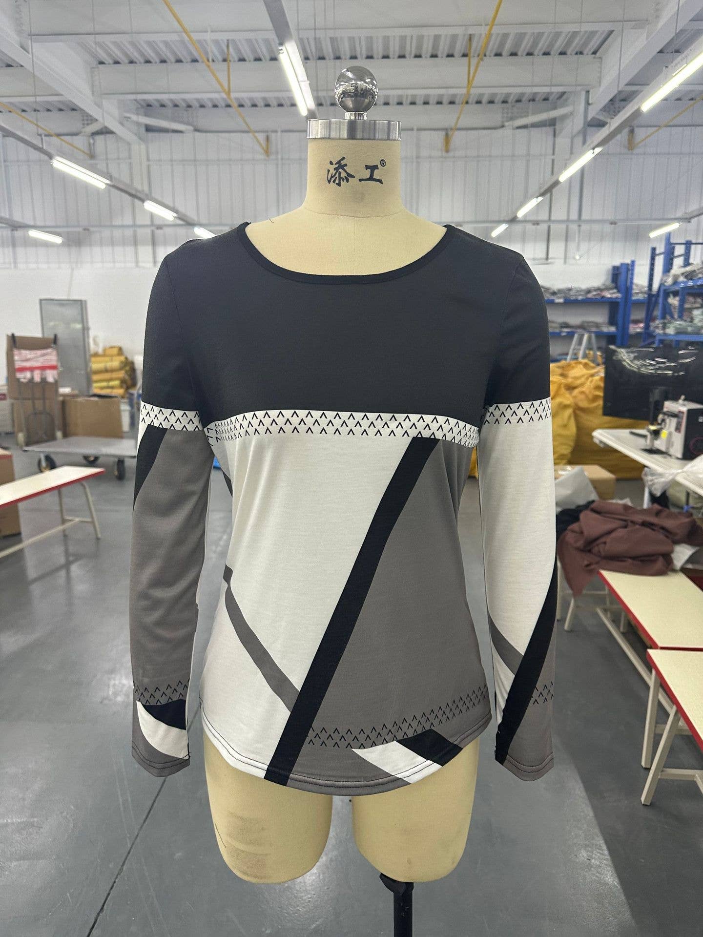 Round-neck color-blocking geometric print top