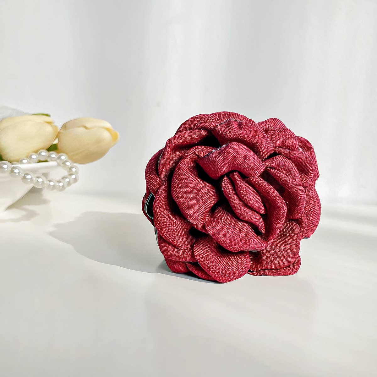 Three-dimensional solid fabric rose grasping clip