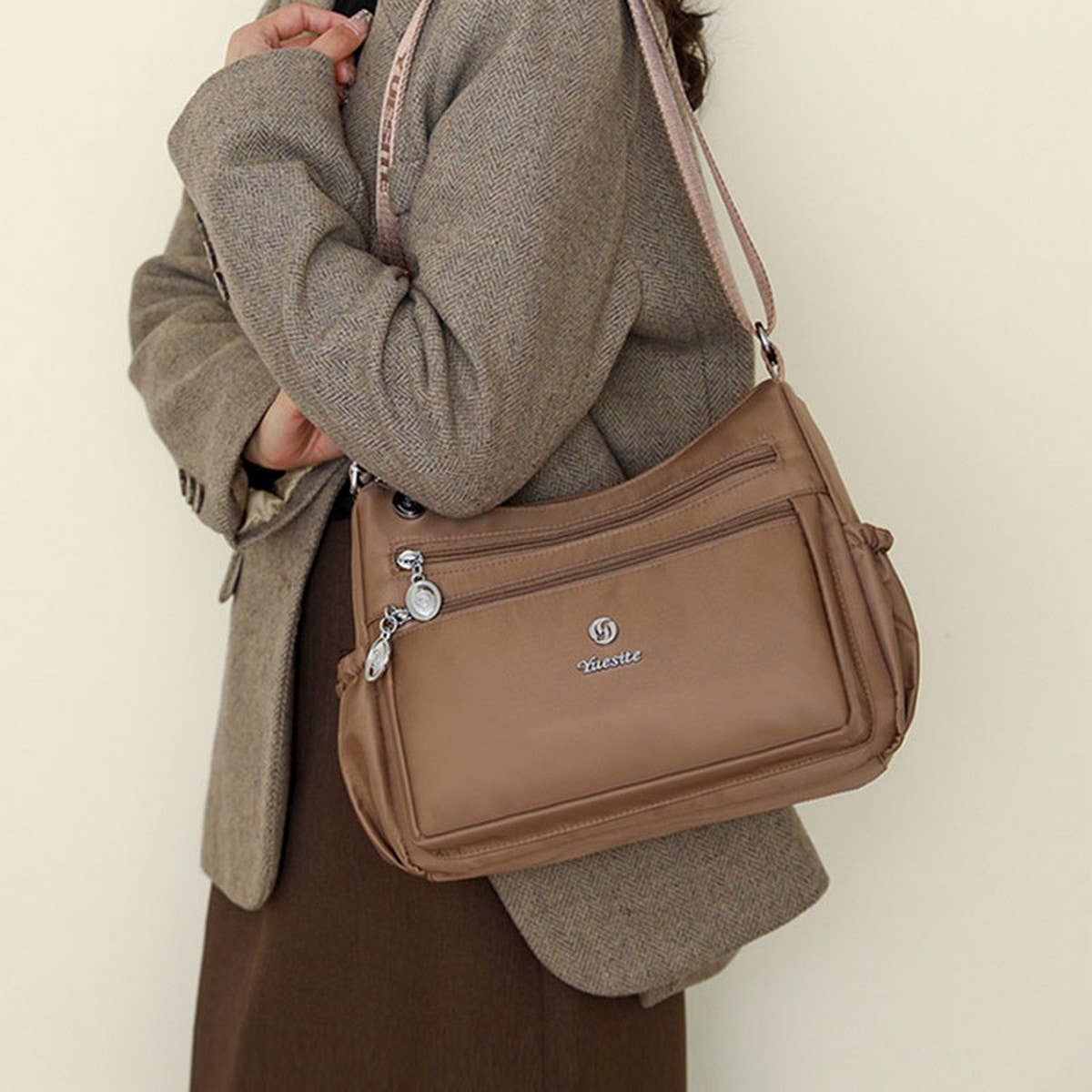 LIGHTWEIGHT WATER-REPELLENT NYLON SHOULDER BAG_CWAB3502