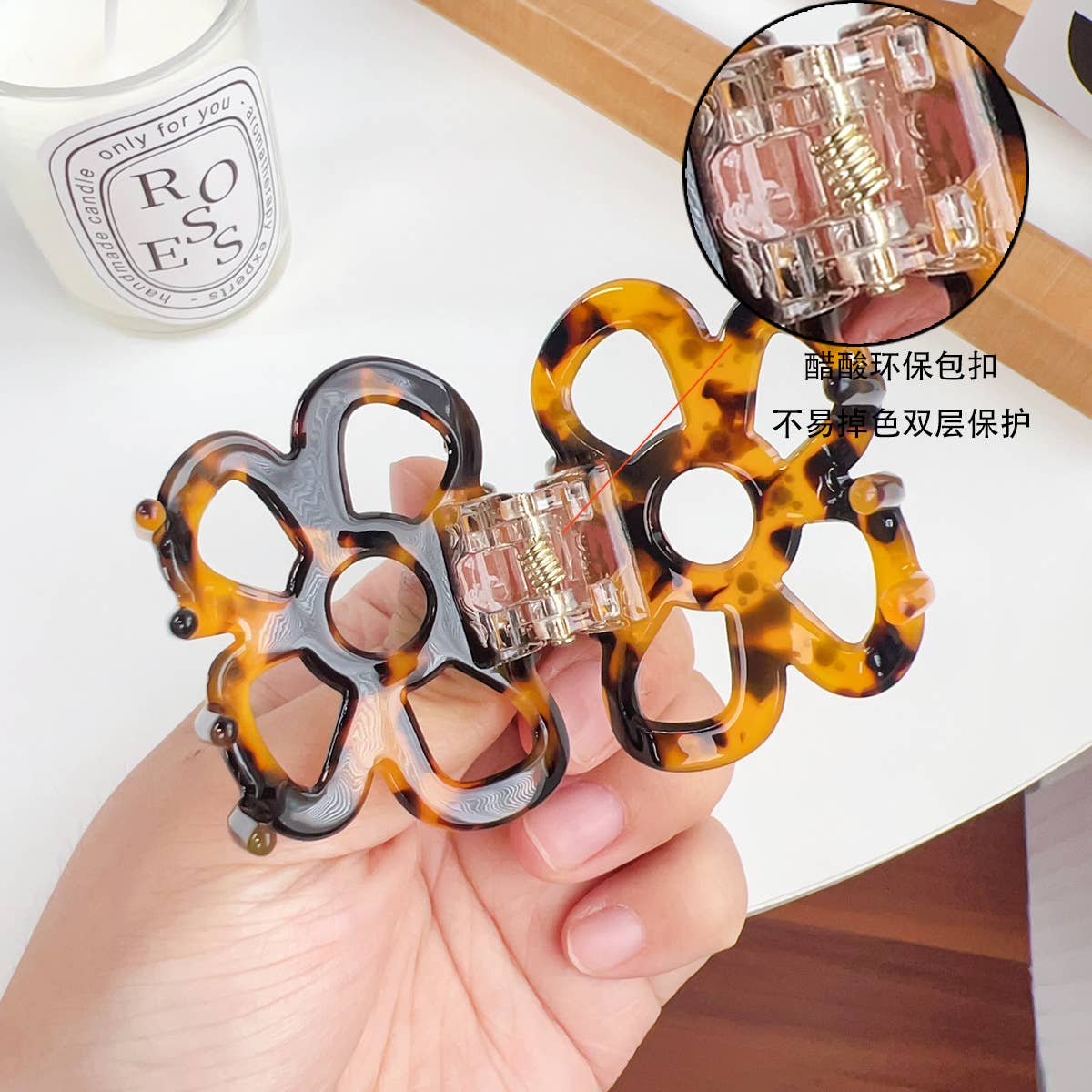 Hollowed-out flower diamond-encrusted grab clip