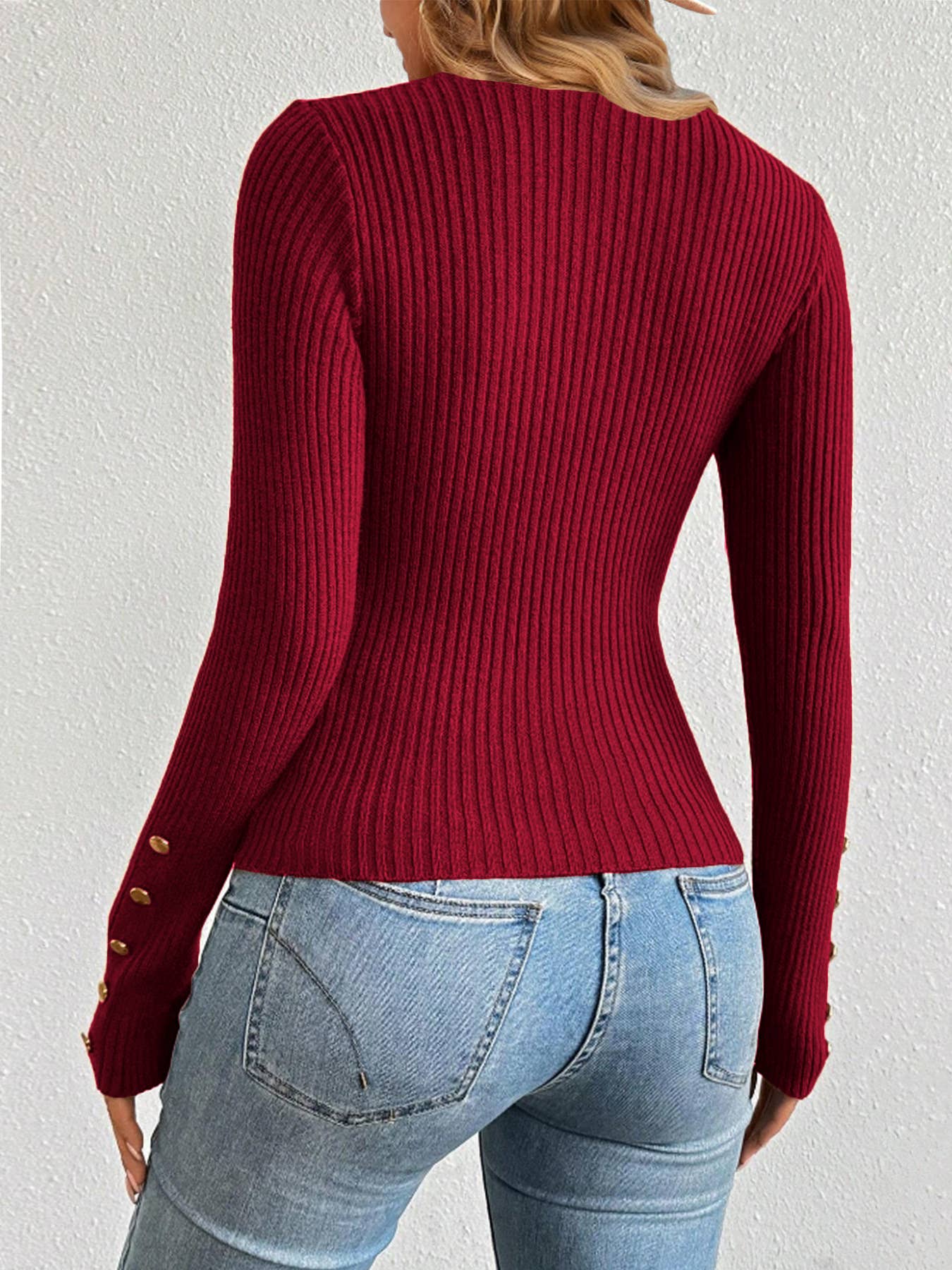 Round-neck solid-color metal buckle knitted top