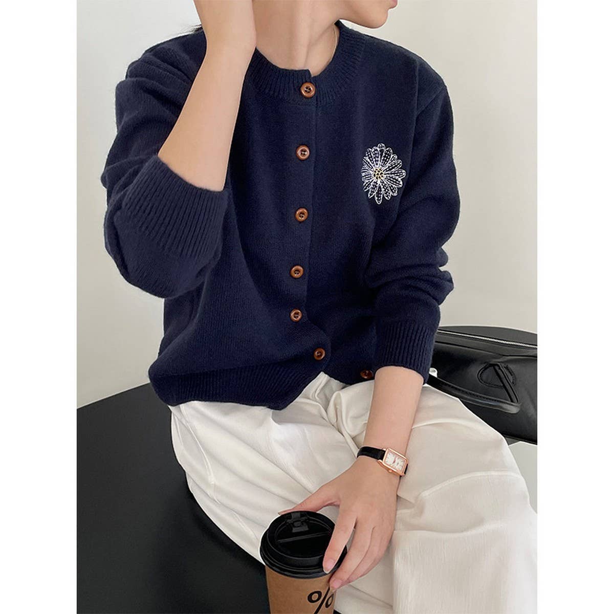 Embroidered crew-neck single-breasted cardigan