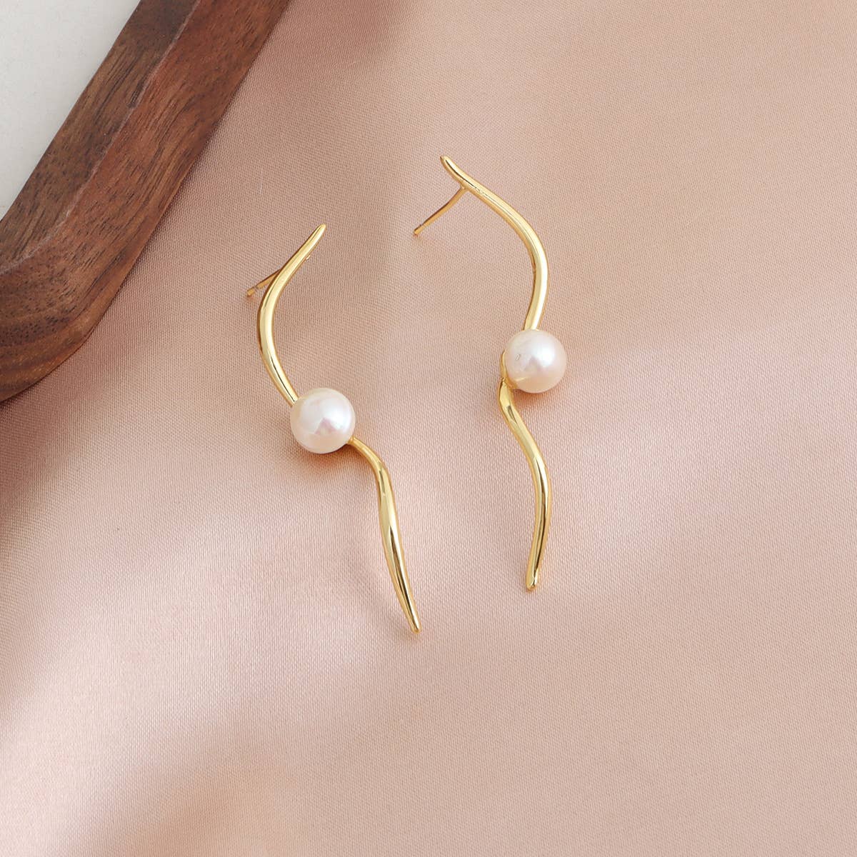 Light luxury freshwater Baroque pearl earrings