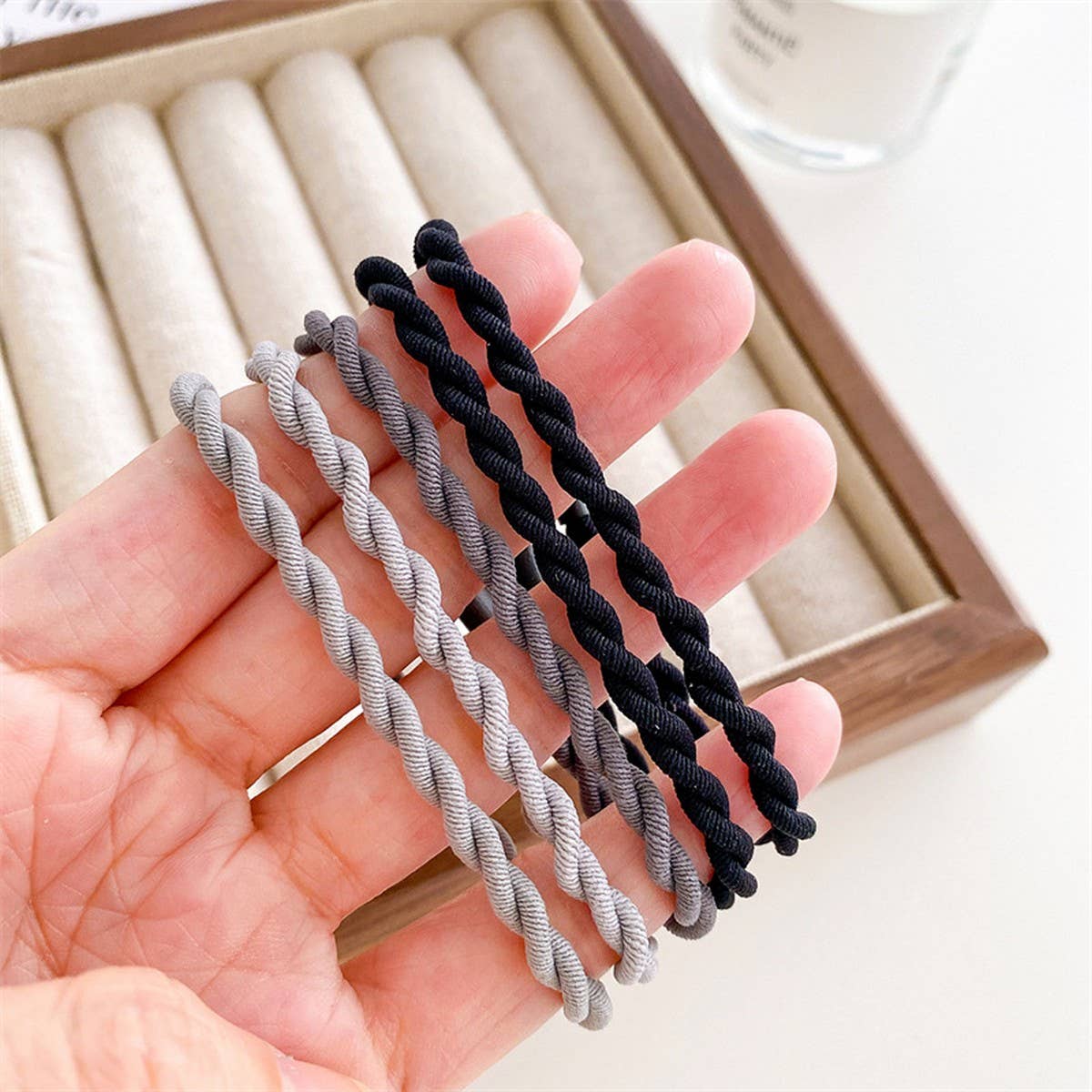 SIMPLE, DURABLE AND TRACELESS HAIR TIES_CWAHA1124