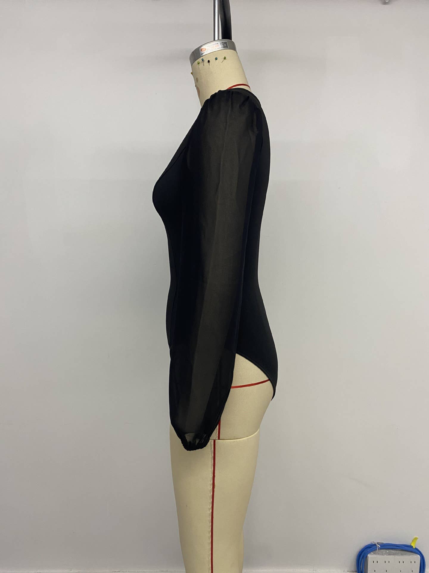 Solid-color mesh spliced V-neck jumpsuit