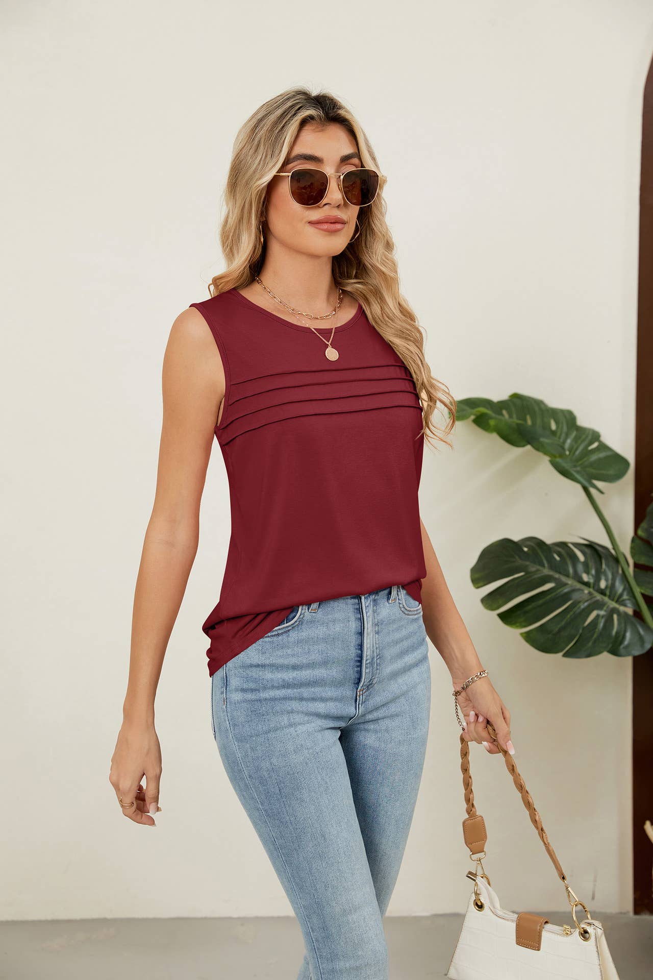 Solid color crew neck design sleeveless vest