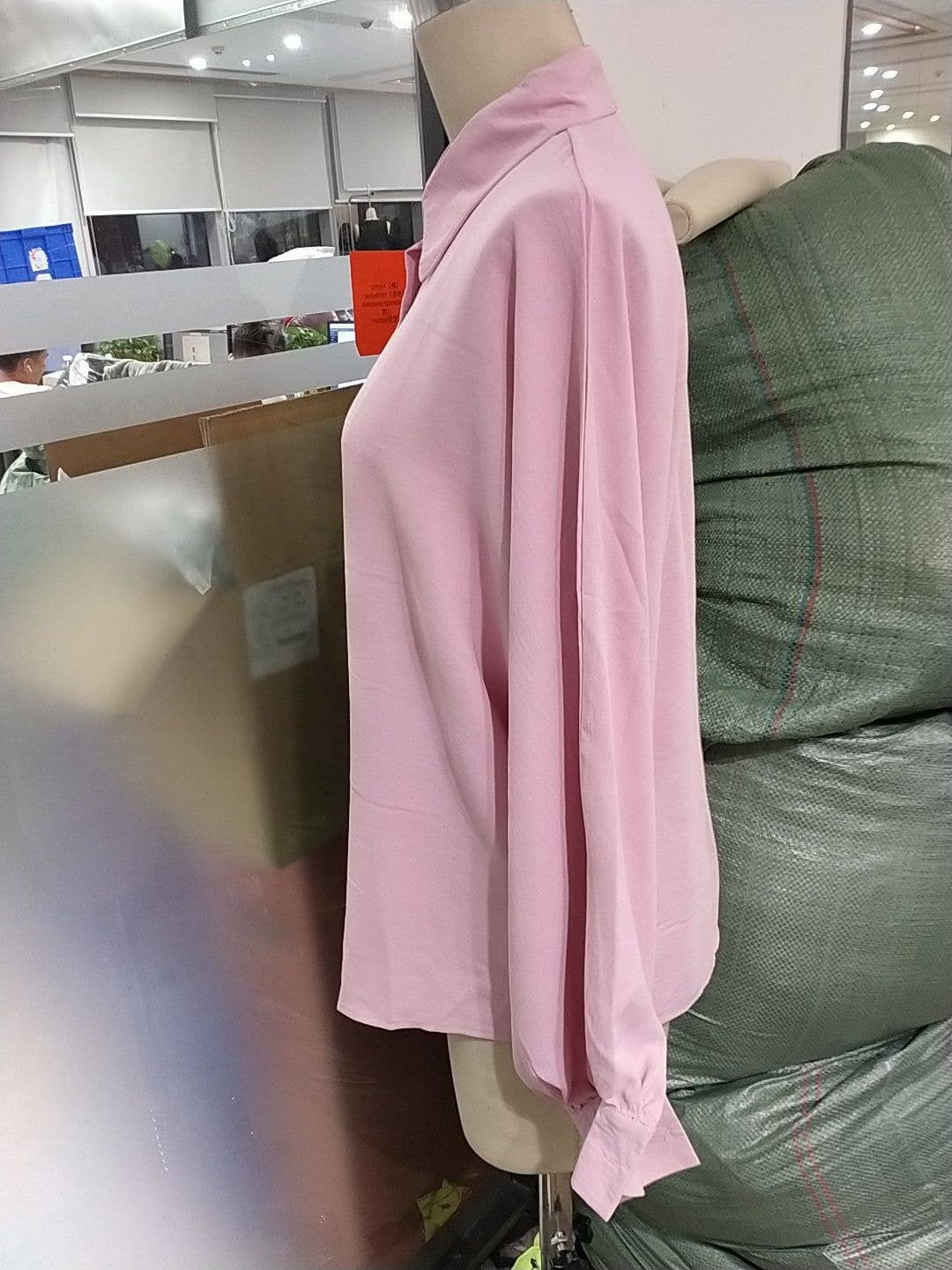 Solid-color shirt, high-waisted trousers suit