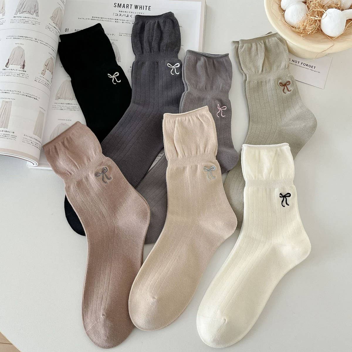 WOMEN'S VERSATILE EMBROIDERED BOW BONELESS SOCKS