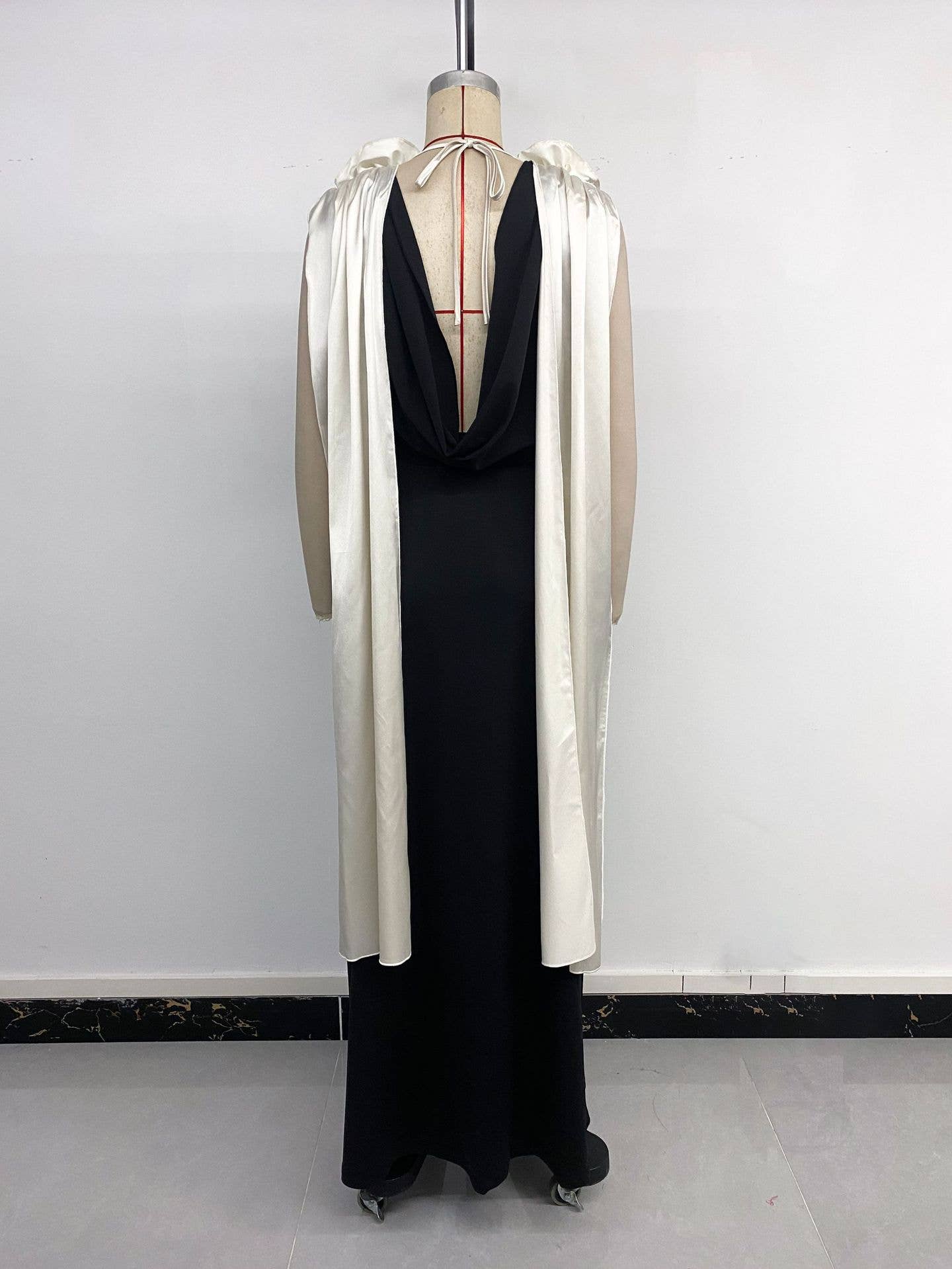 V-neck contrasting color sleeveless dress