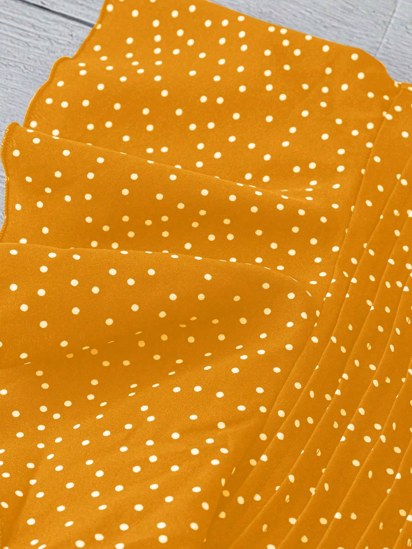 V-neck with broken points loose button pleat top