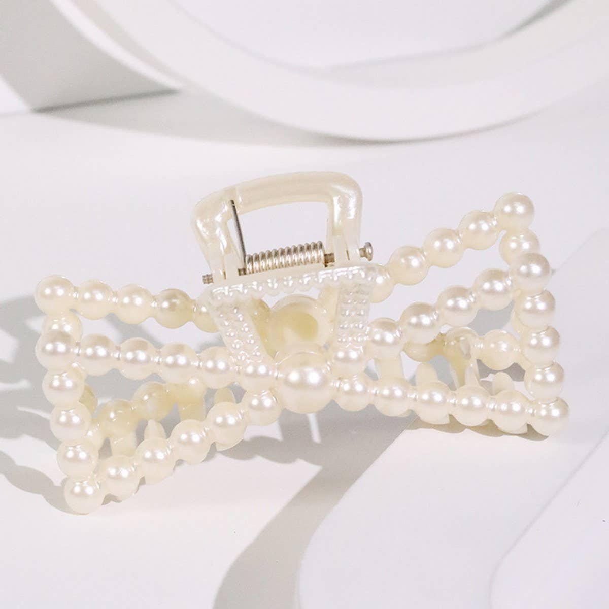 Chic Pearl Heart Claw Clip ? Minimalist Hair Grip