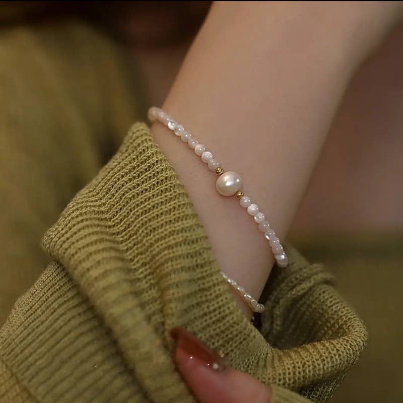 Freshwater pearl bracelet made of broken silver