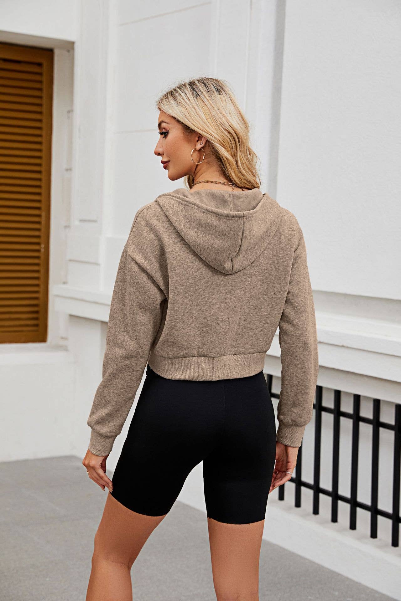 Short zippered long-sleeved hooded sweatshirt