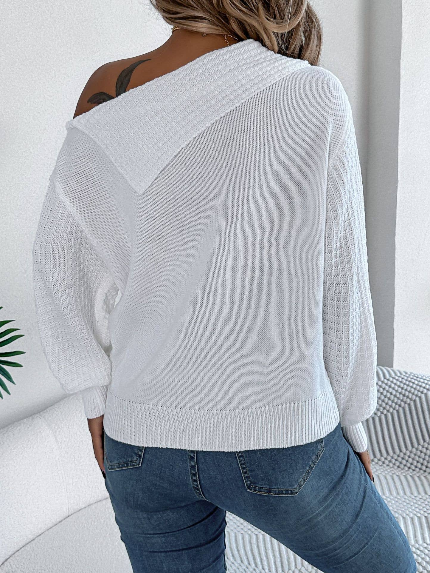 LONG SLEEVE PULLOVER SWEATER WITH STRAPLESS LAPEL
