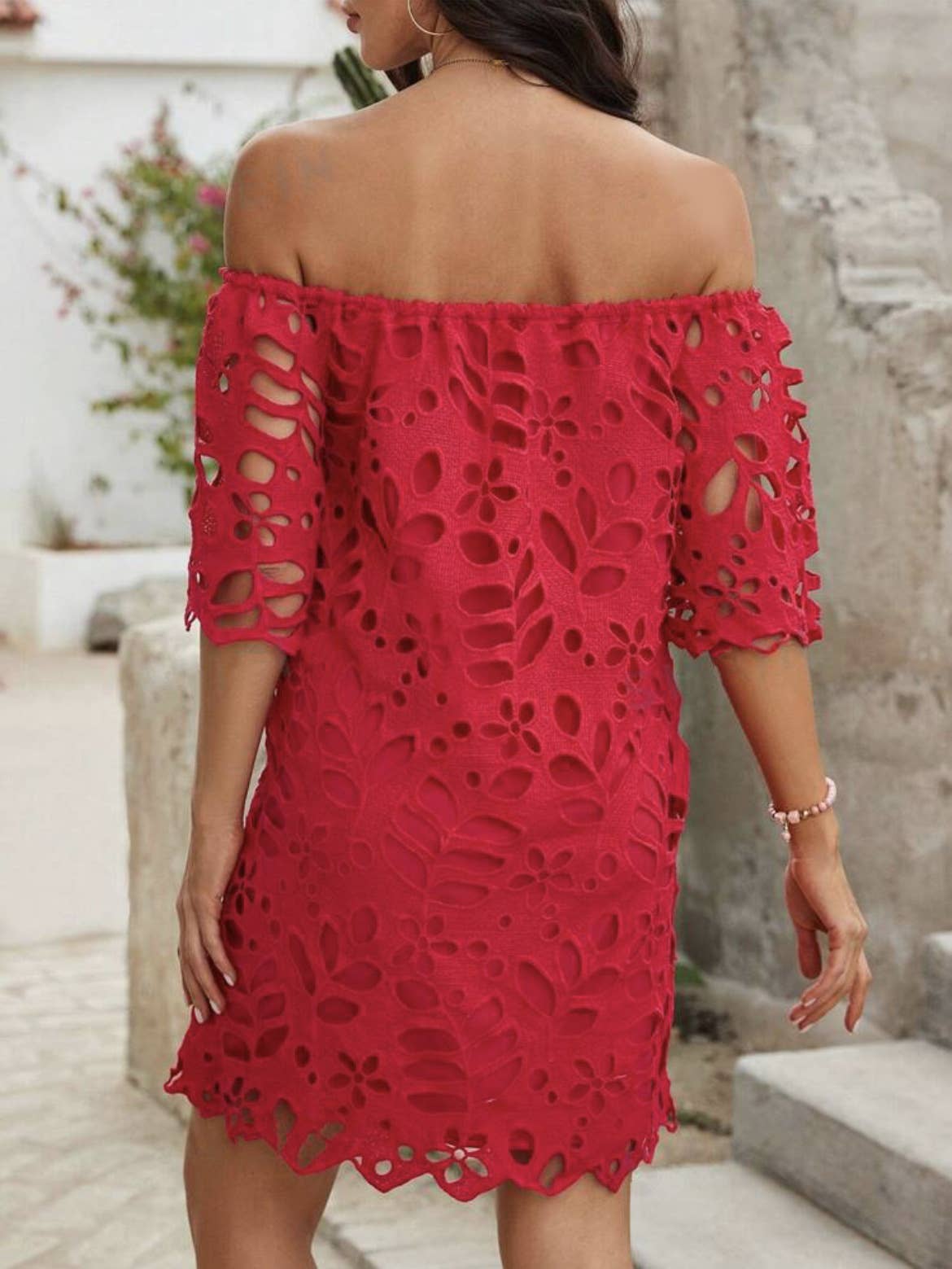 Lace dress with strapless shoulder cutout