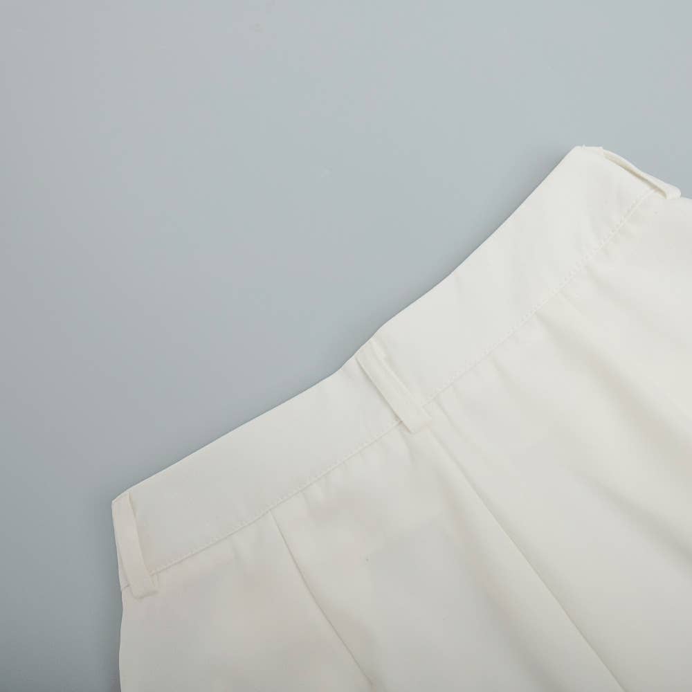 High-waisted wide-leg pants for stylish commuting