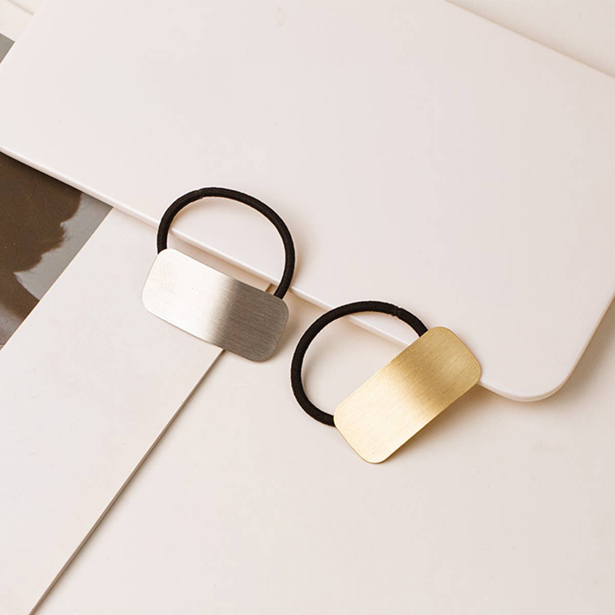 MINIMALIST TEXTURE AND VERSATILE HAIR SCRUNCHIES