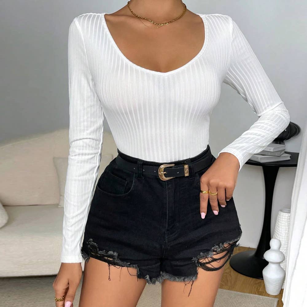 Wear a slim-fit V-neck long sleeve jumpsuit