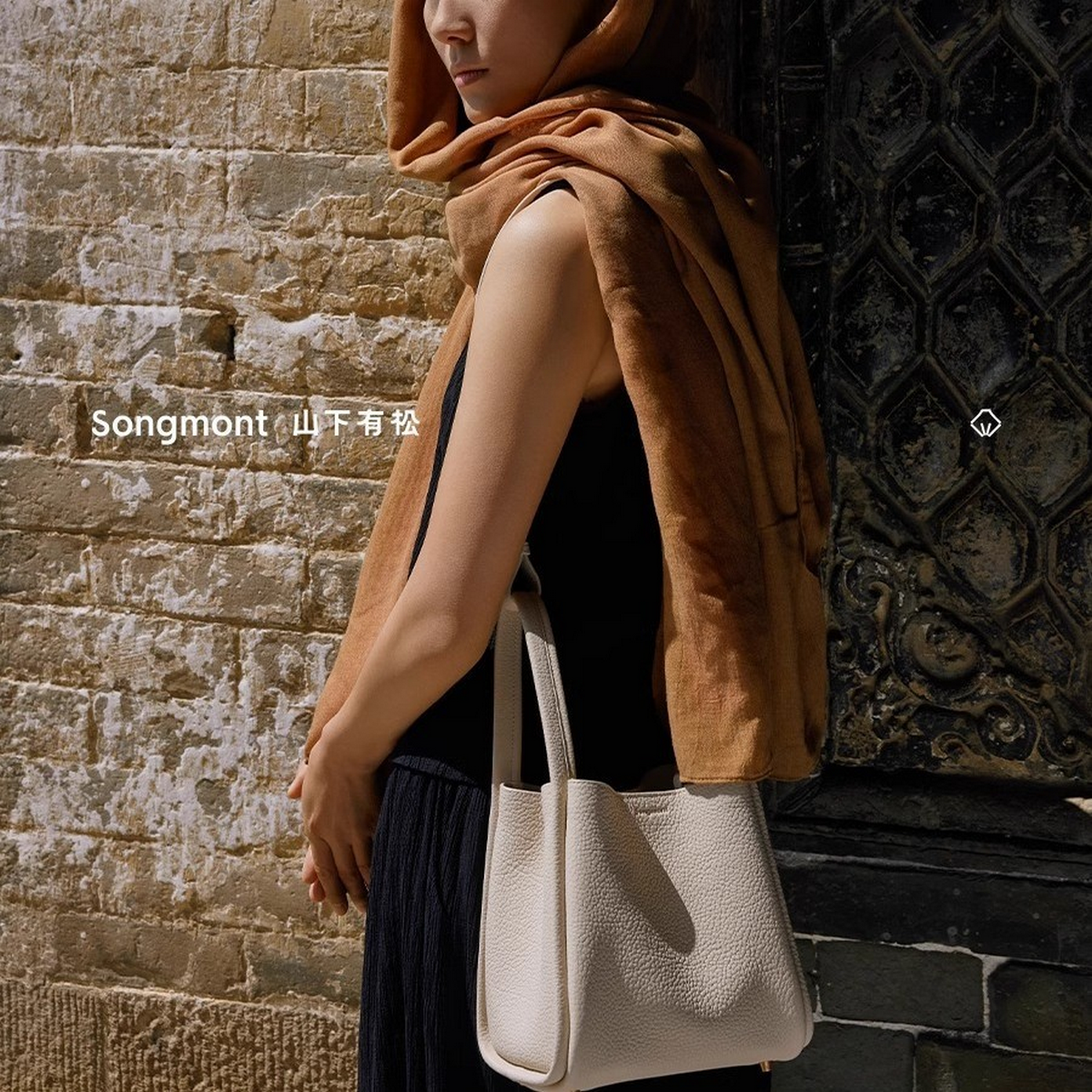 Medium Leather Bucket Tote ? Basket Style Bag_CWAB5335