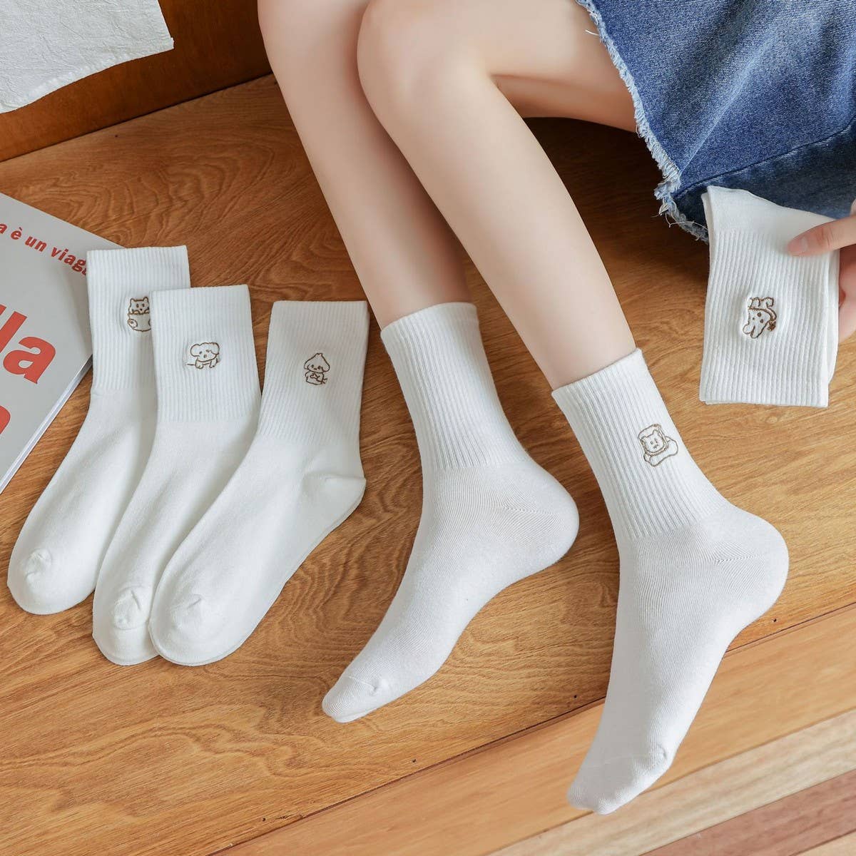CWMS2517_WHITE NEW EMBROIDERED SIMPLE MIDDLE SOCKS