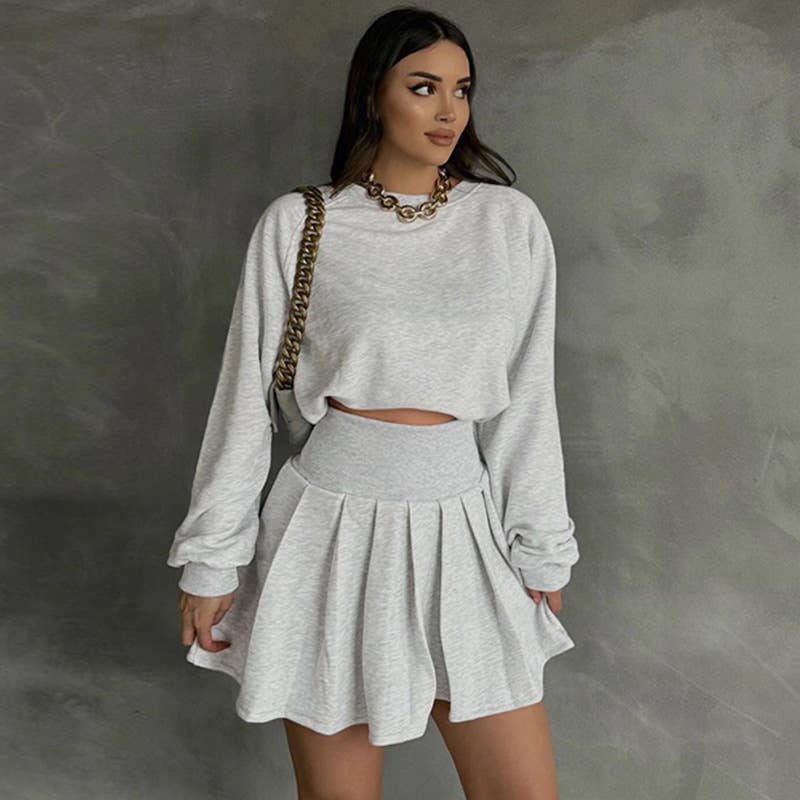 Long-sleeved sweatshirt and pleated skirt set
