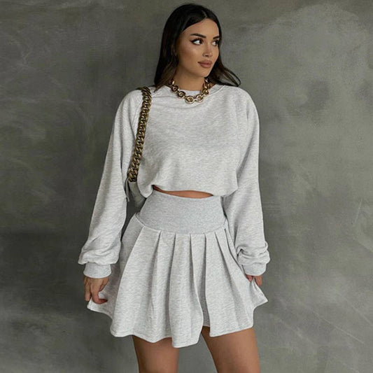 Long-sleeved sweatshirt and pleated skirt set