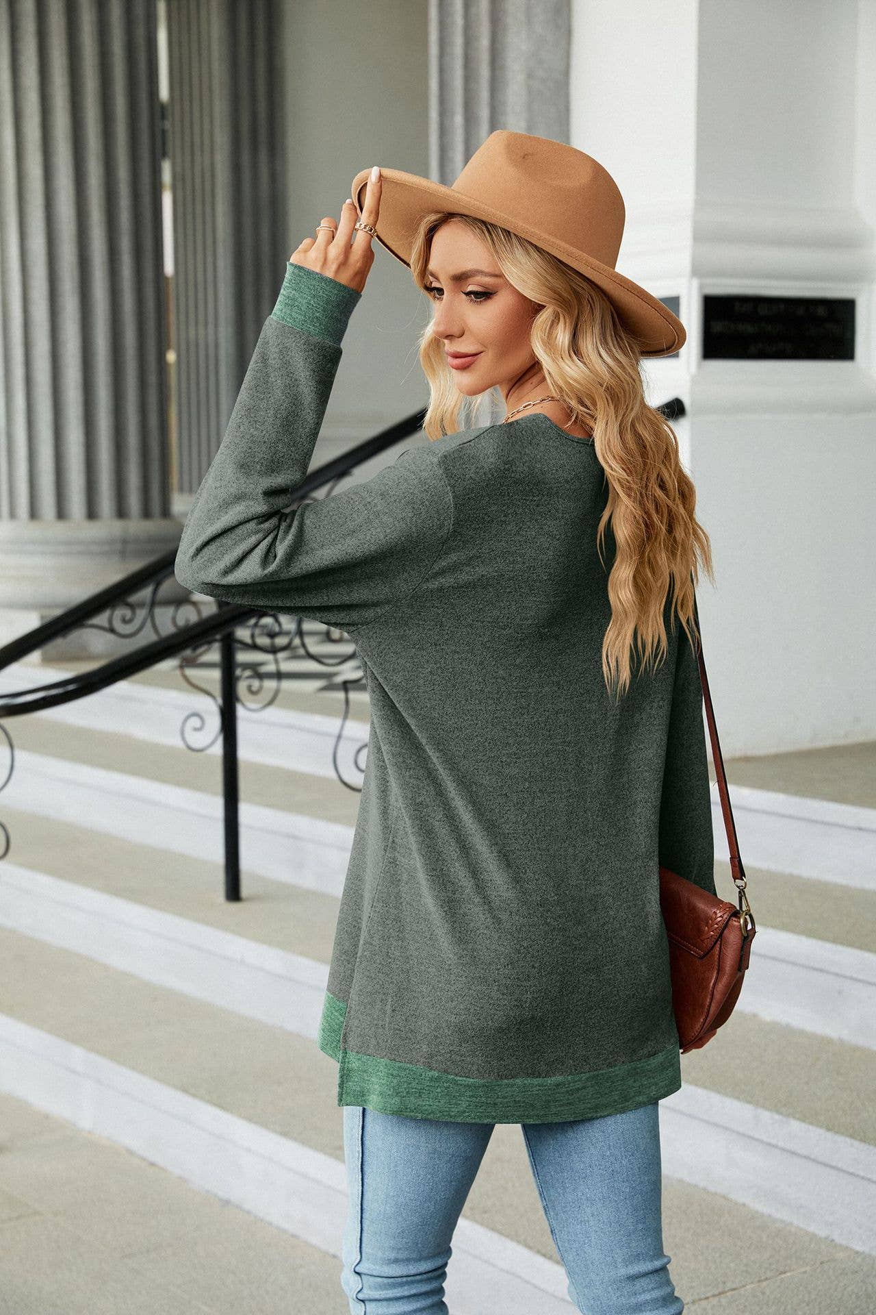 Lace V-neck contrasting color long-sleeved Top