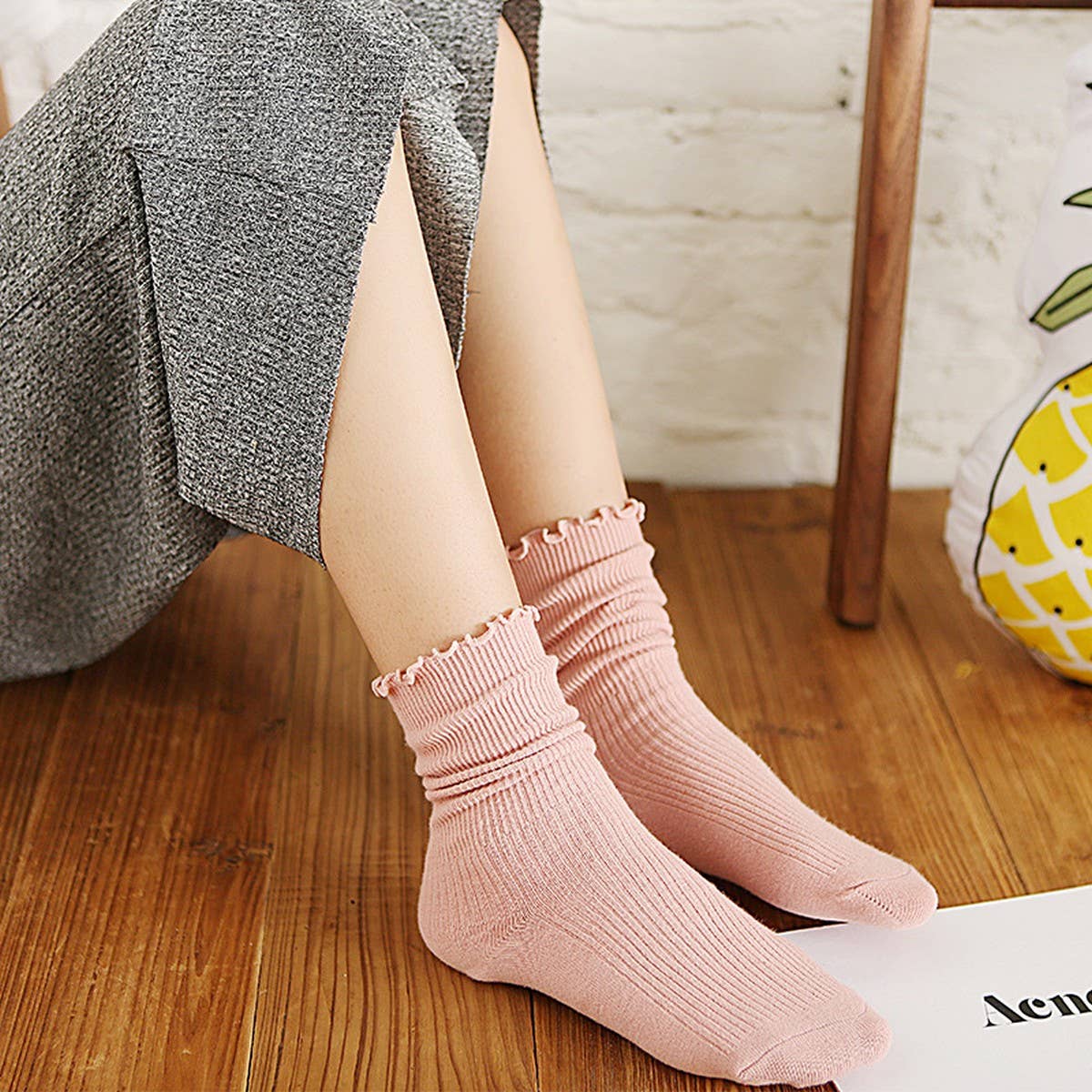 SOLID COLOR RUFFLED LONG SOCKS_CWMS0977