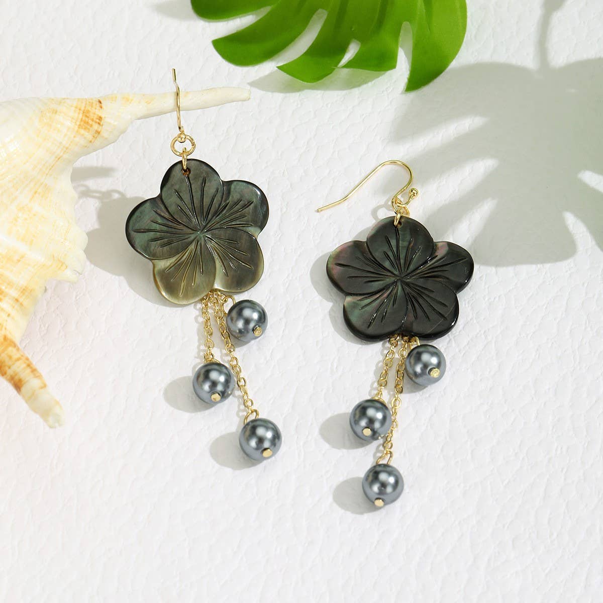 HIGH-GRADE BLACK SHELL TASSEL BLACK BEAD EARRINGS