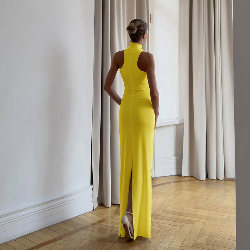 A body-hugging neck-hanging solid-color dress