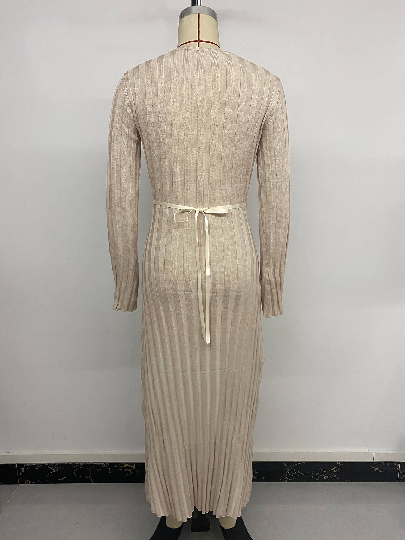 Elegant and stylish long-sleeved knitted dress