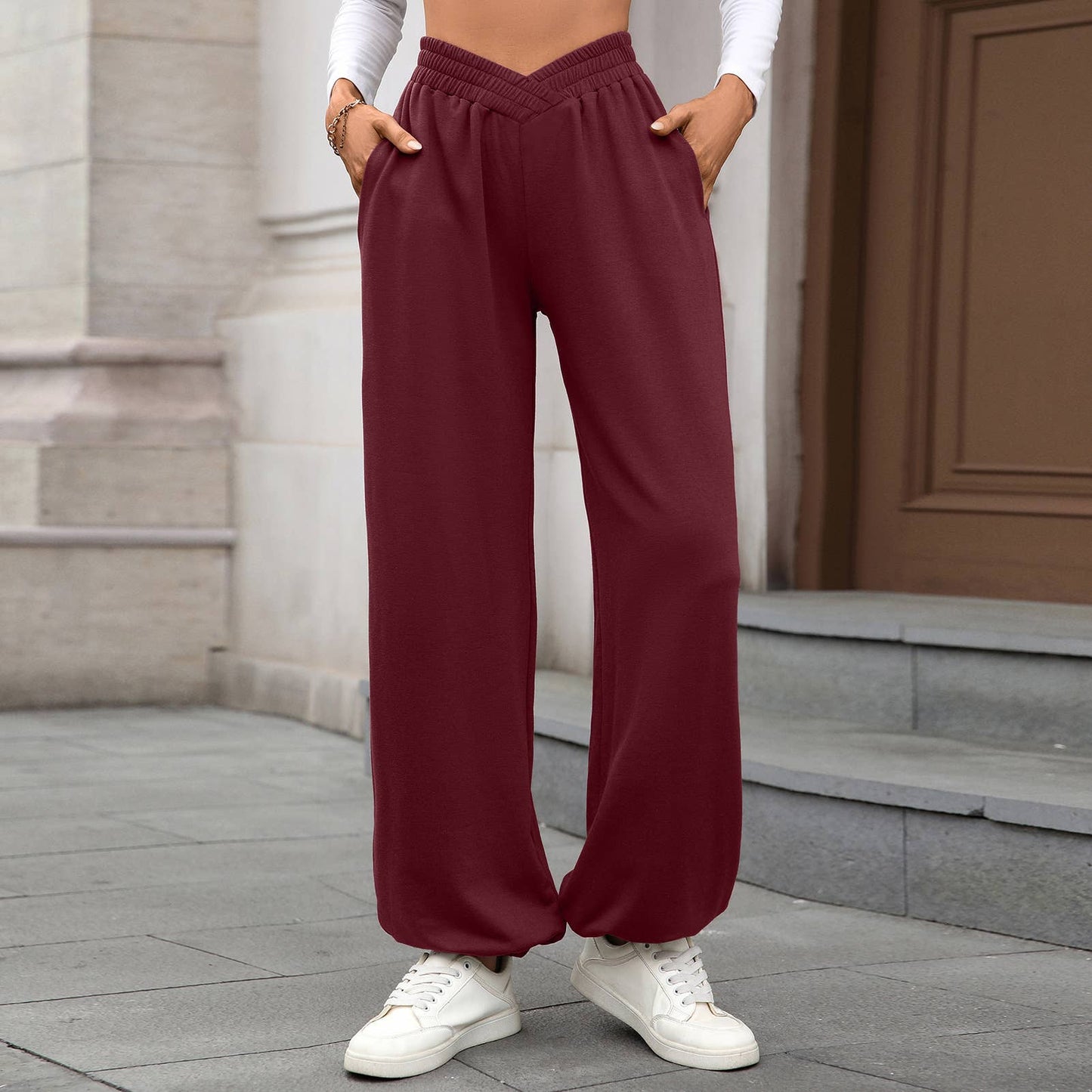Tight waists curving legs Loose-fitting trousers