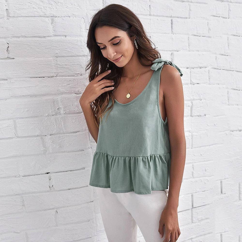 A loose vest with ruffled simple vacation style