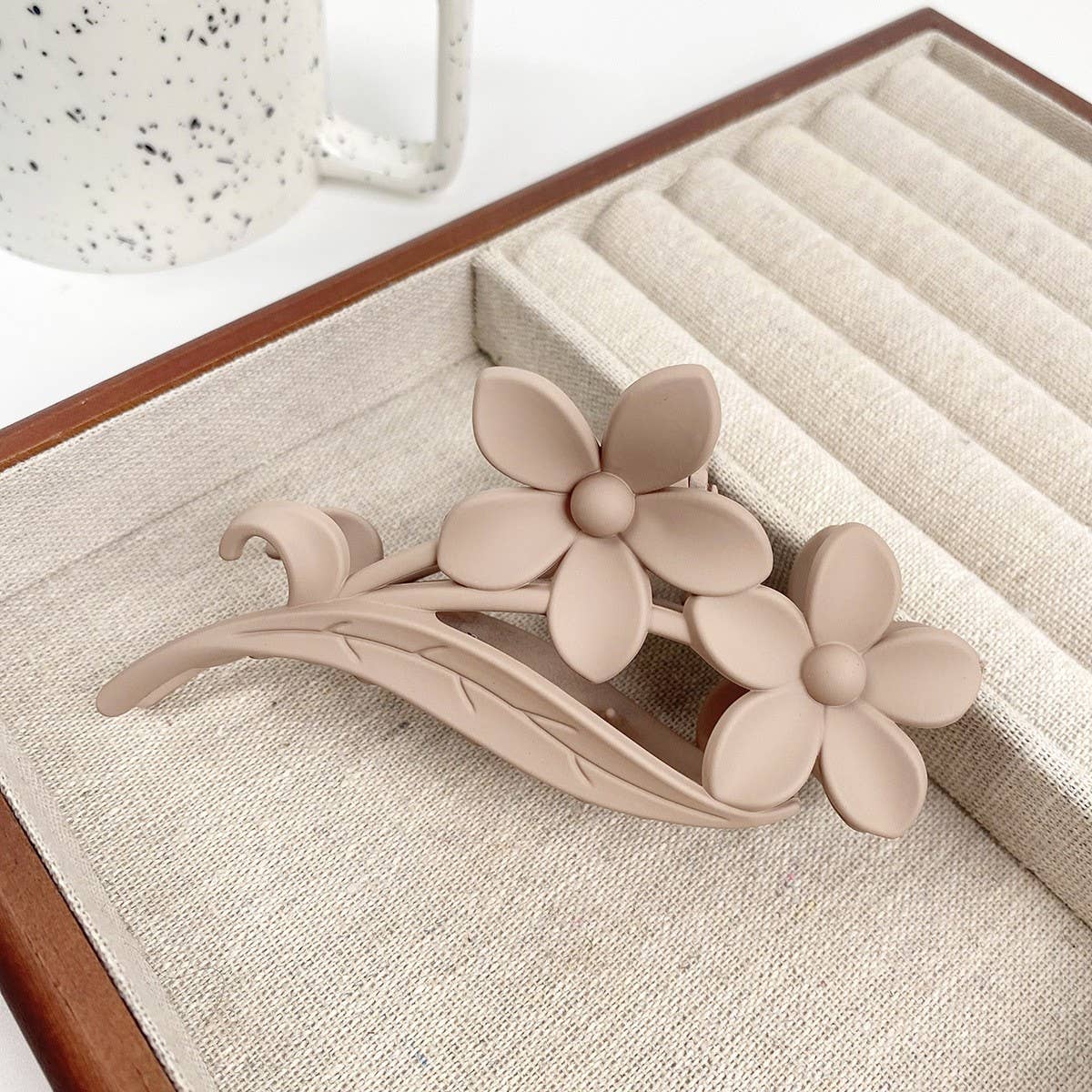 Versatile fashionable hollowed-out grab clip