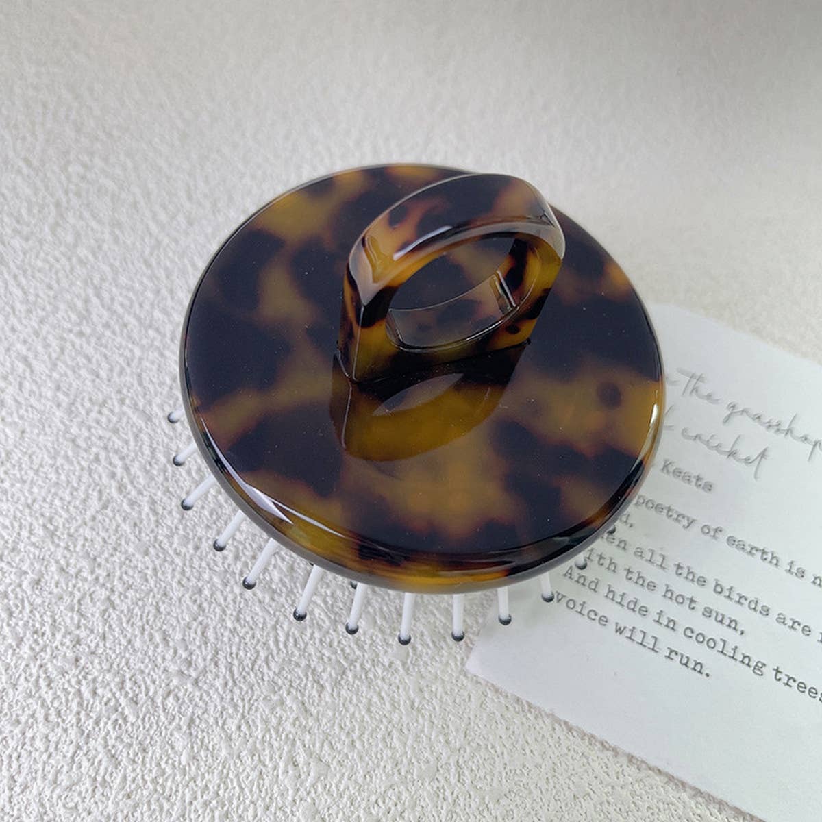 SIMPLE AND PORTABLE MASSAGE COMB