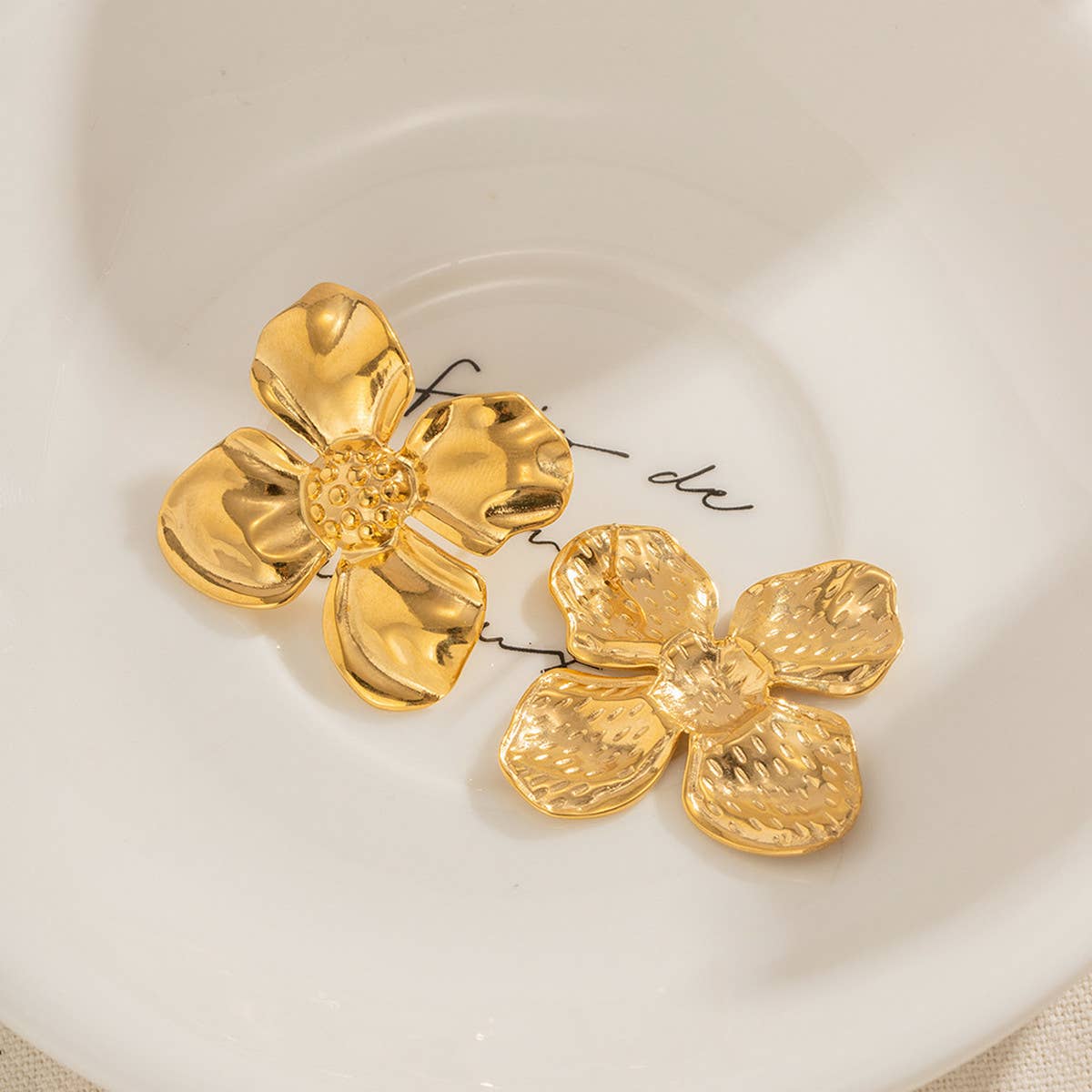 GOLDEN FRESH AND SIMPLE PETAL EARRINGS_CWAHA0918