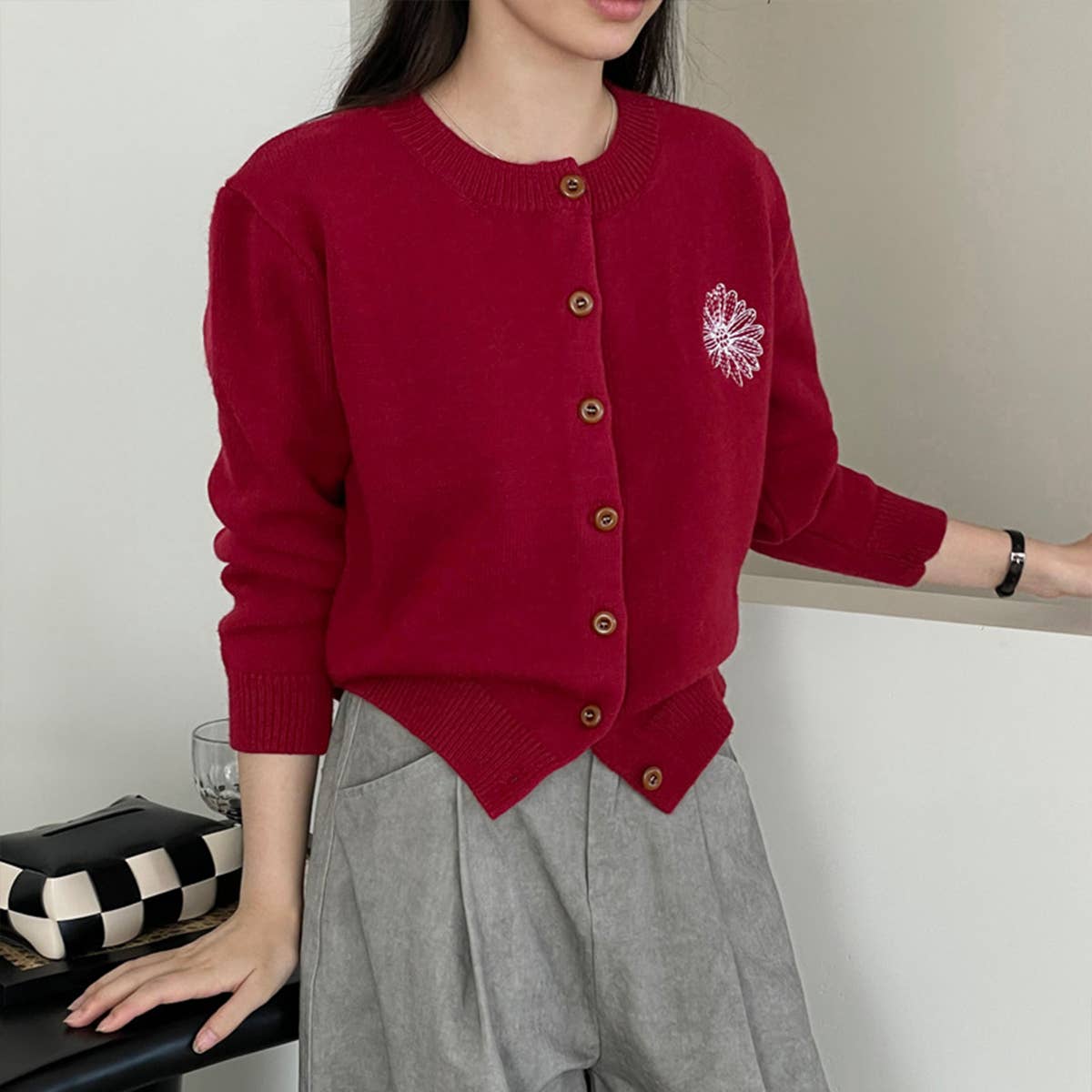 Embroidered crew-neck single-breasted cardigan