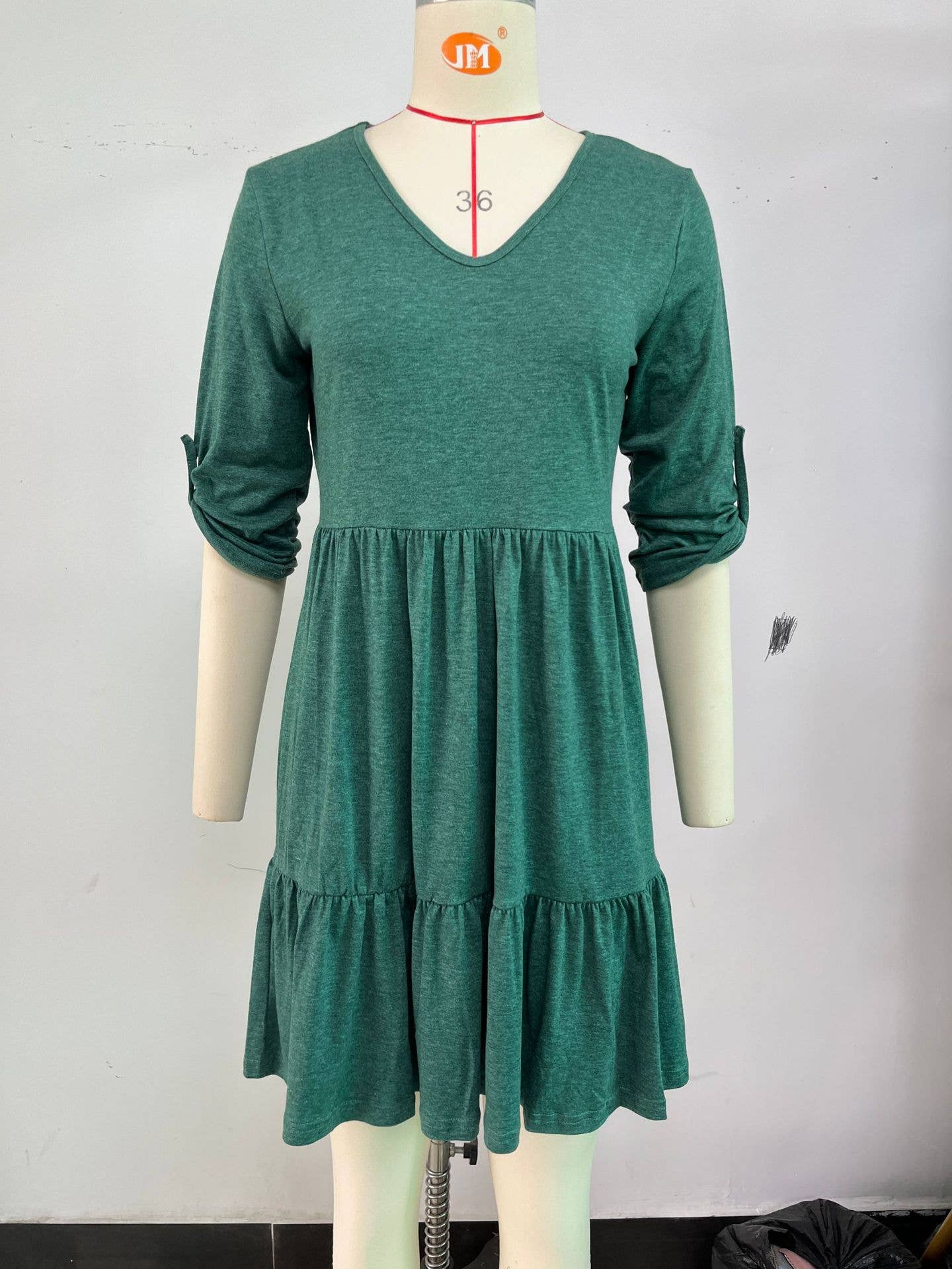 Solid color dress with V-neck pleats and ruffles