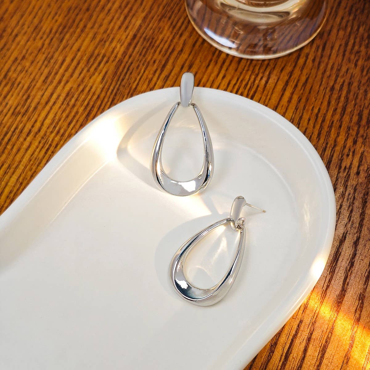 SIMPLE AND VERSATILE GEOMETRIC OVAL EARRINGS