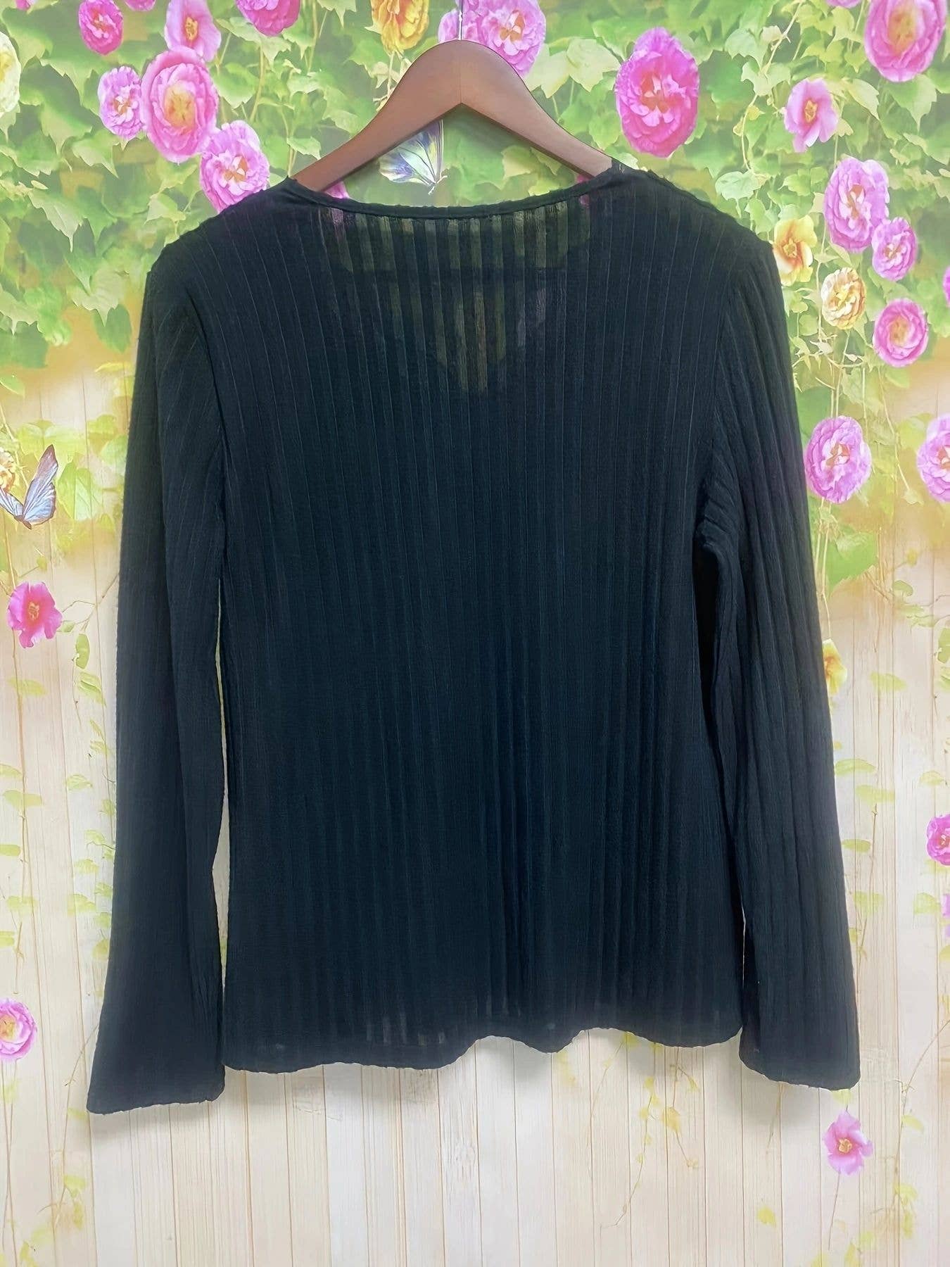 V-neck lace button decorated long-sleeved top