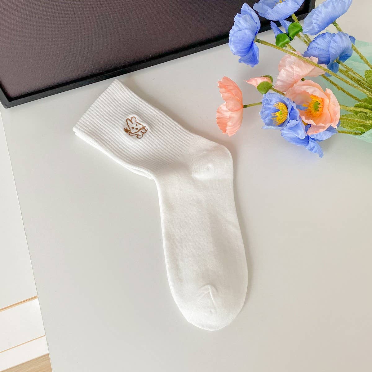 WHITE NEW EMBROIDERED SIMPLE MIDDLE SOCKS