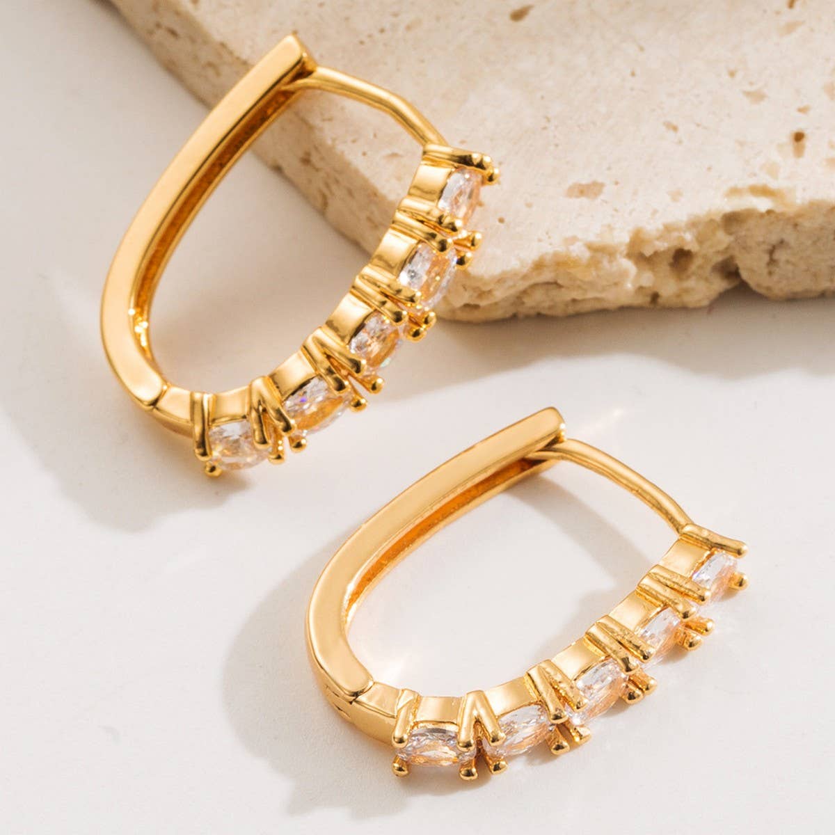 Zircon U-Shaped Hoop Earrings Gold-Plated Elegance_CWMM8510