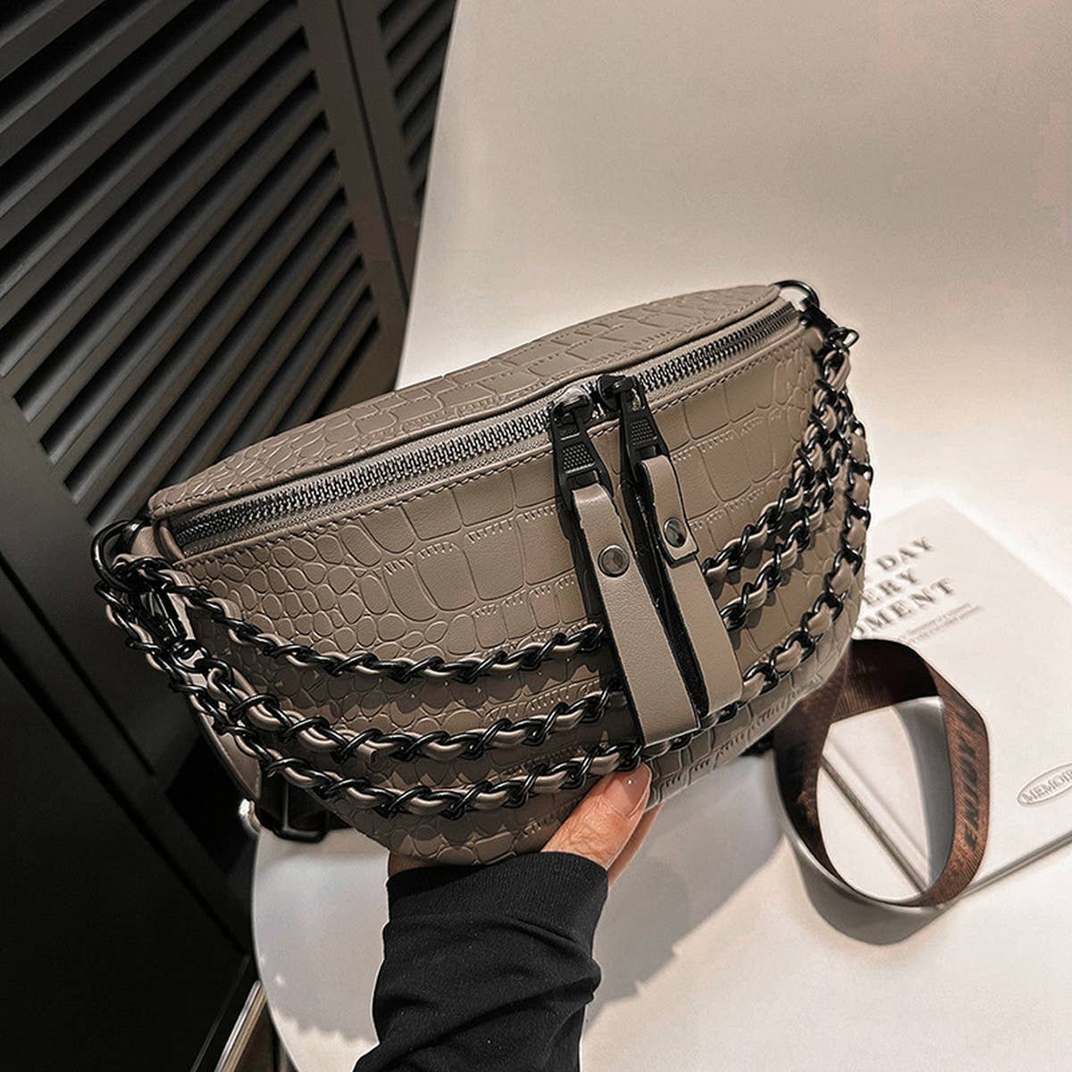 VERSATILE CHAIN FASHION CHEST BAG_CWAB2085