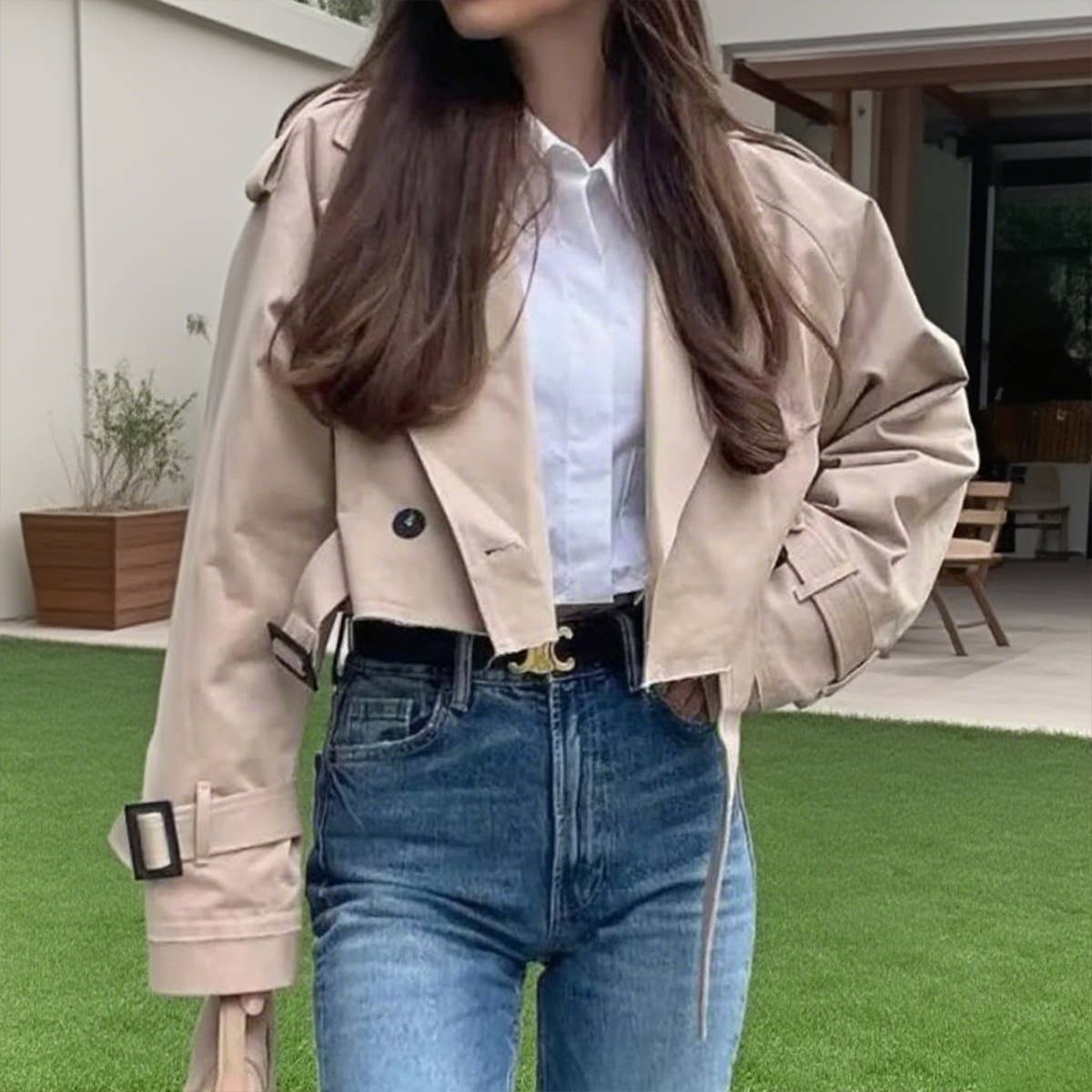 Solid-color short-cut trench coat with a belt