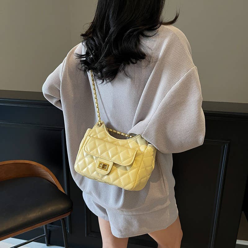 Diamond-shaped chain underarm bag