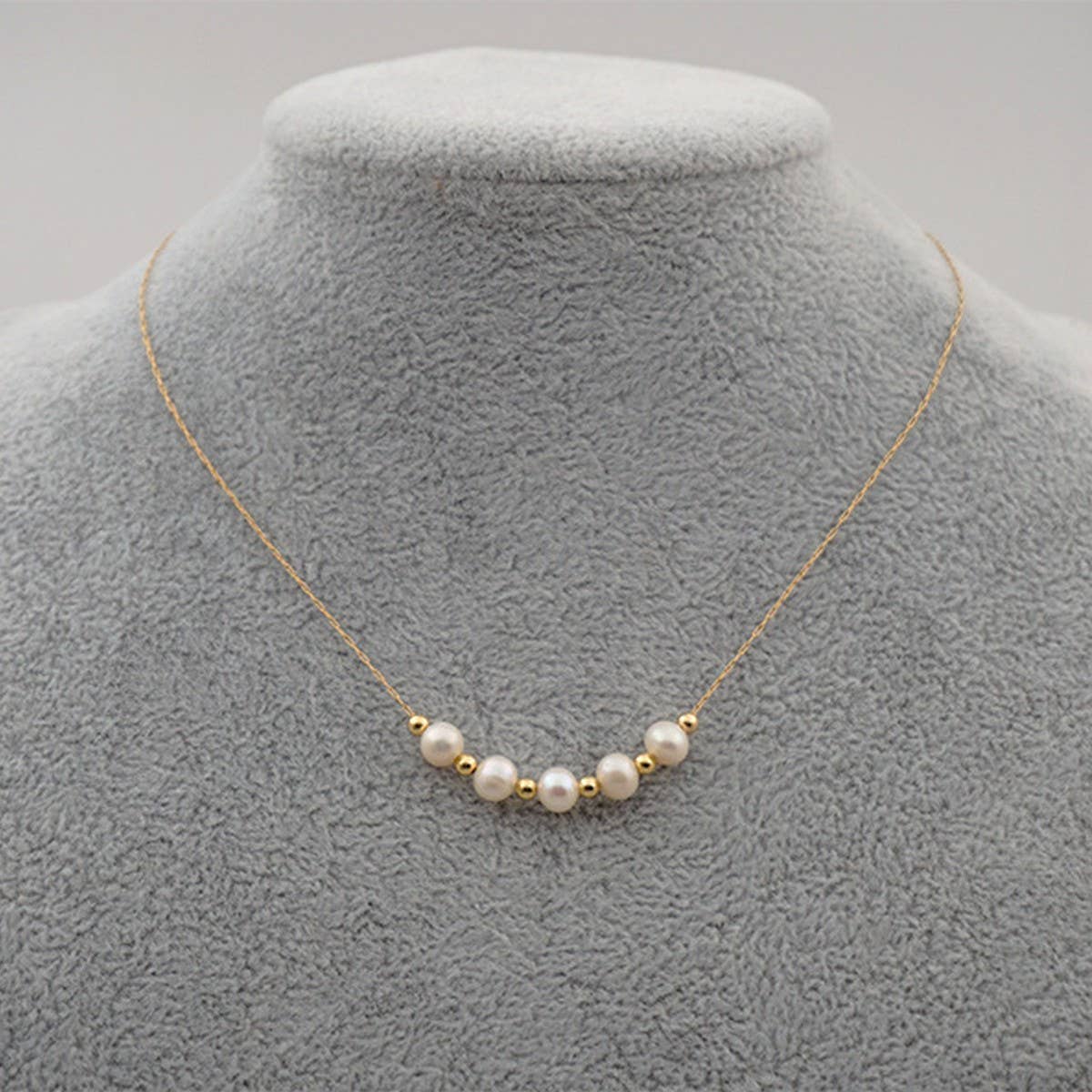 SMALL TEMPERAMENT PEARL CLAVICLE NECKLACE_CWAJE1669