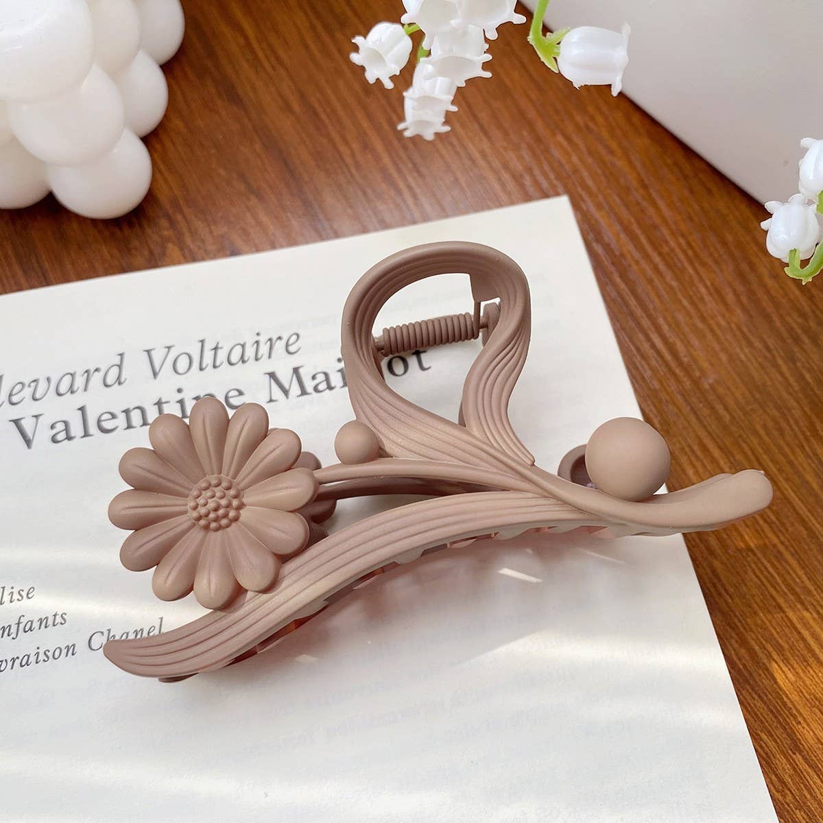 Versatile fashionable hollowed-out grab clip