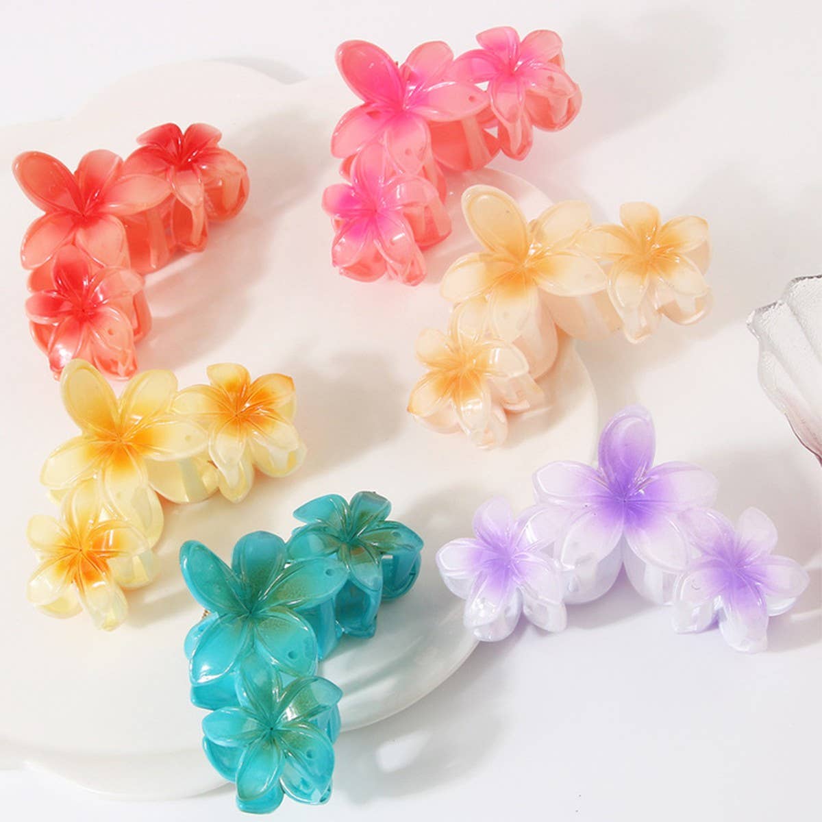 WOMEN 3 FRANGIPANI LARGE HAIRPIN SHARK HAIRPIN_CWAHA0951